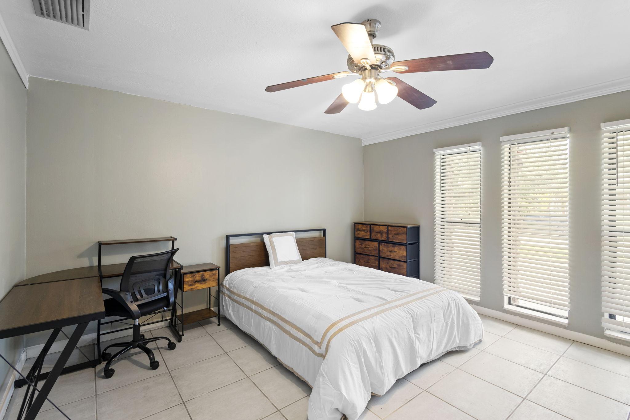 Room for Rent - No Move-in fee!  Free fast wi-fi Smart lock rooms  Cleaning services included!  Bus routes nearby  Plenty of parking  12 minutes to Orlando International Airport 408 & 417 around the corner