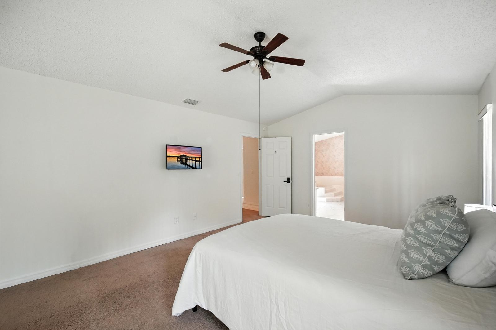 Room for Rent - Minifridges/Monthly Clean/Desks  On-Site Laundry/Grocery Store Nearby  Move-in Special