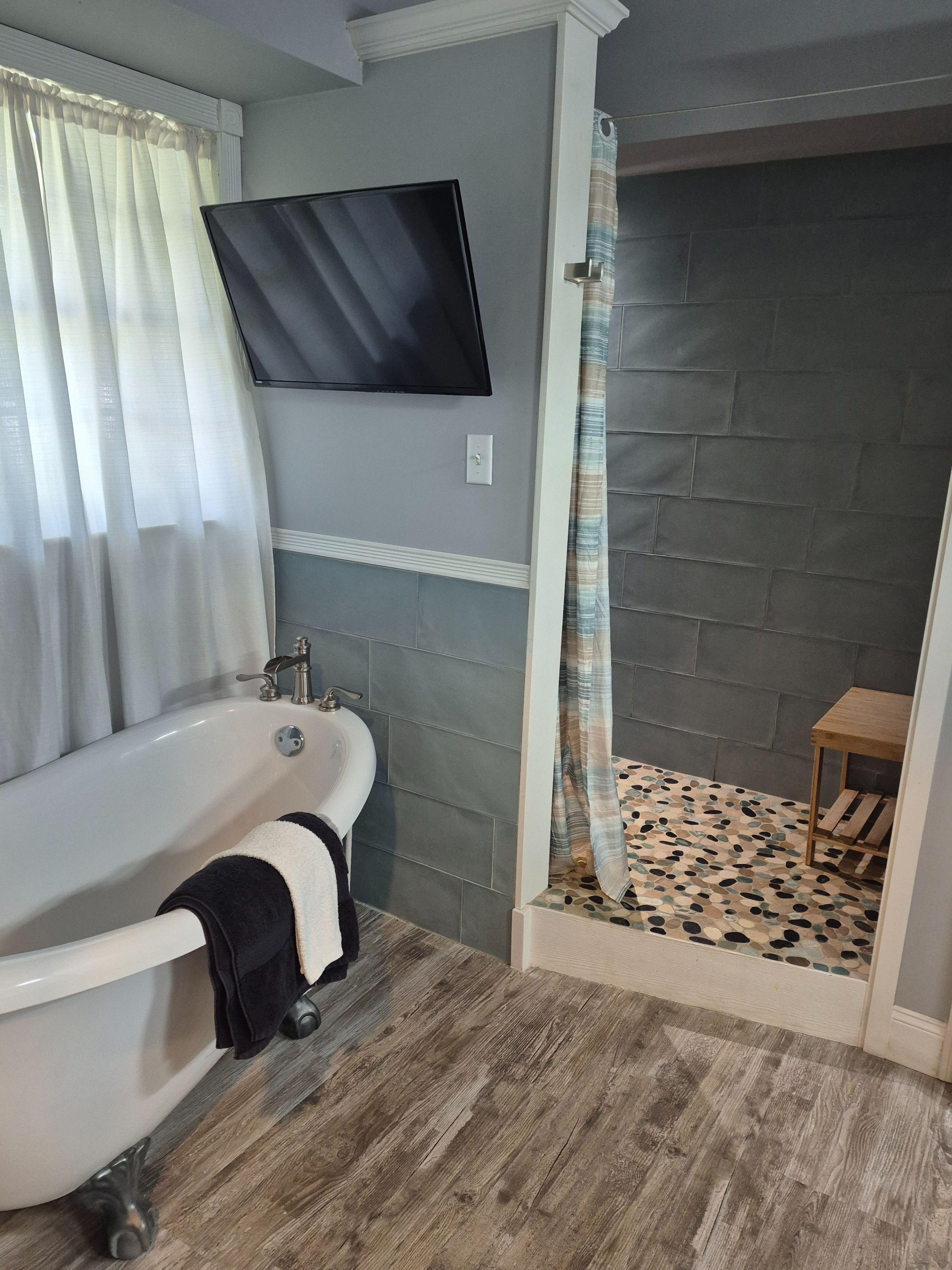 Room for Rent - Live in Tarpon Springs near so much but on a quiet road~Enjoy this fun Greek town with so much history