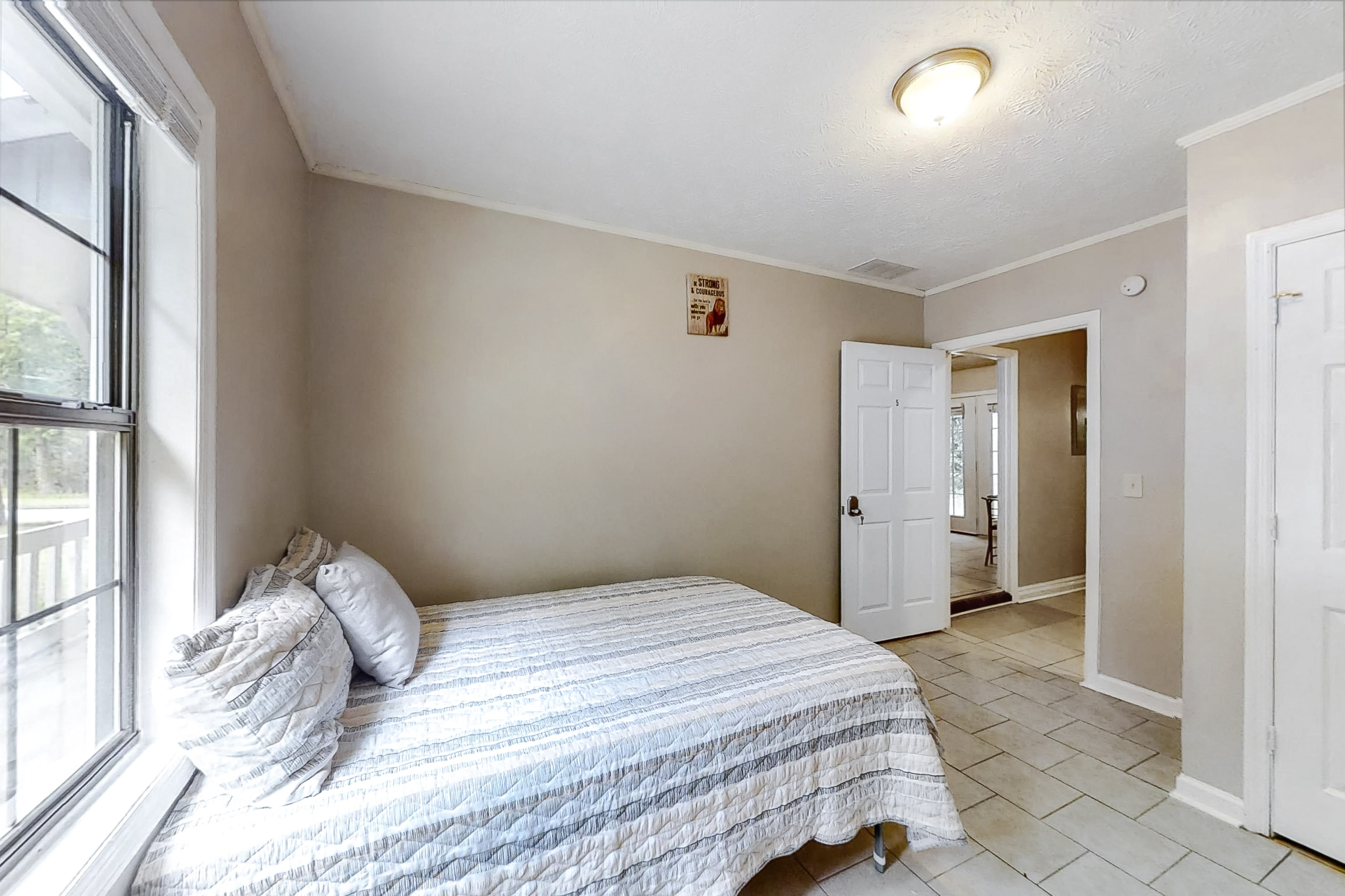 Room for Rent - Cozy & beautiful Lithonia house! Don't miss out on this opportunity!