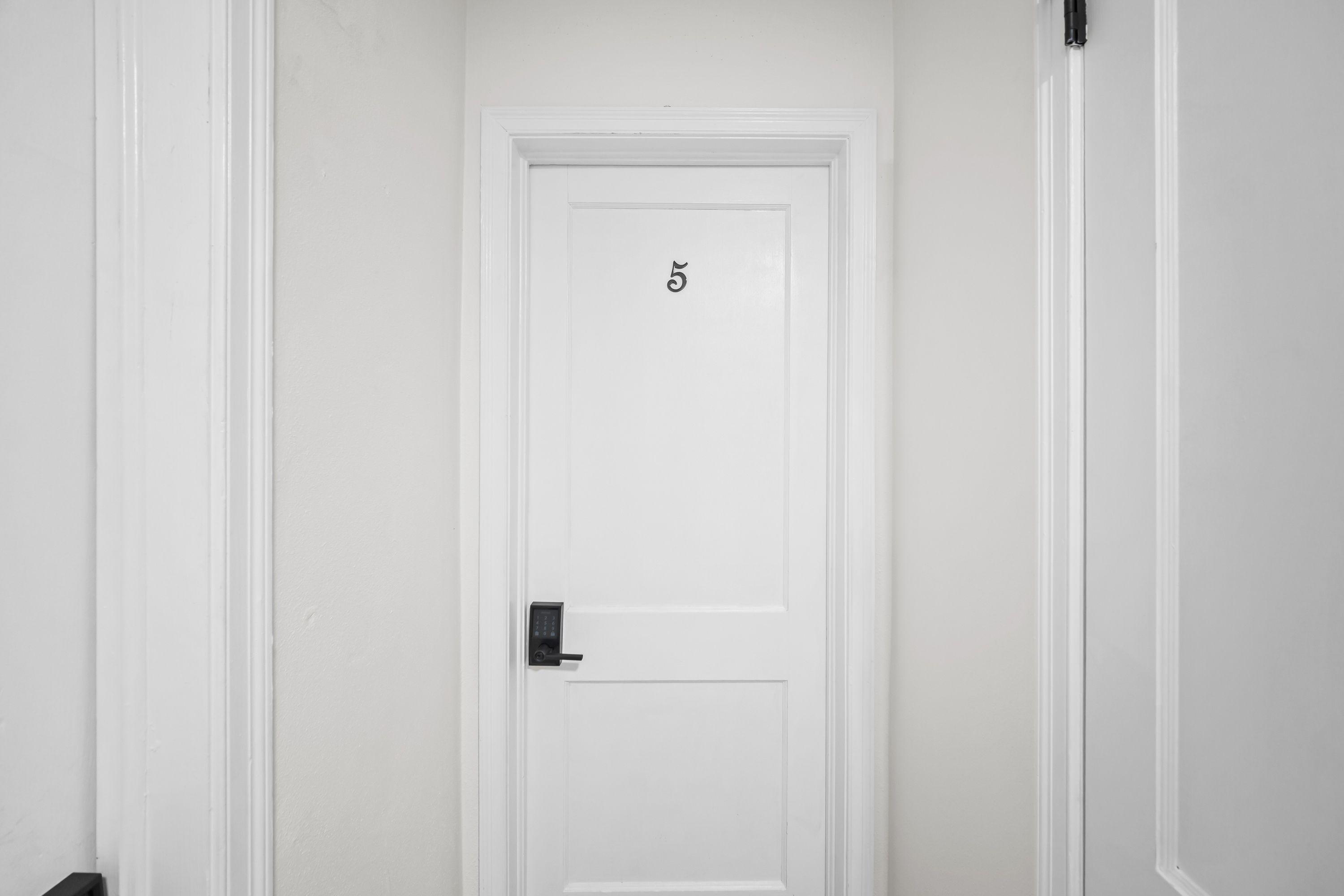 Room for Rent - Newly Renovated |   Navy Air Station | 1⃣0⃣ mins Walmart & Target  |  Access to I -17 & I-134