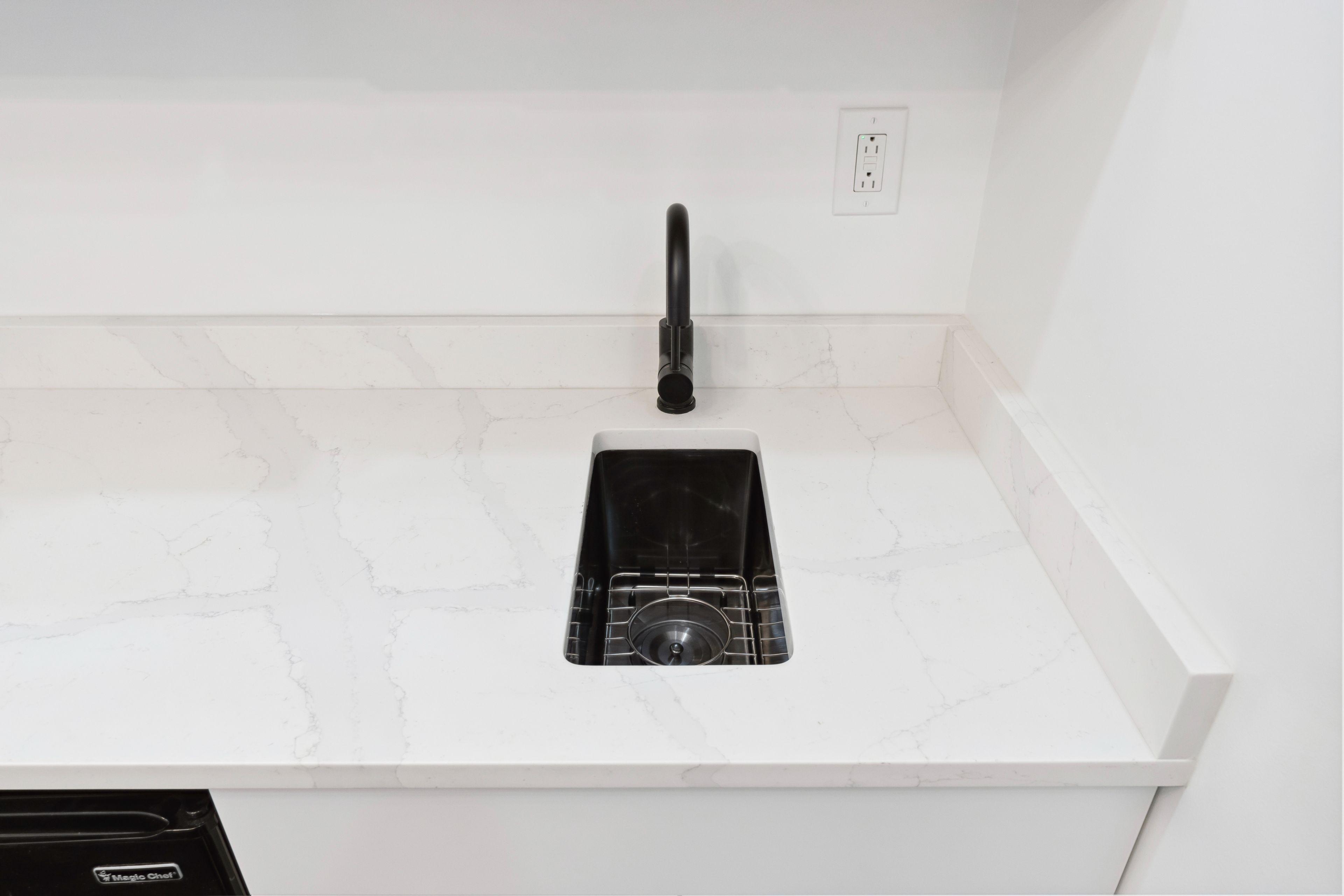 Room for Rent - Comfortable, Chic and Private Bedrooms, Bathrooms and kitchens! ~ Lodgyy Suites