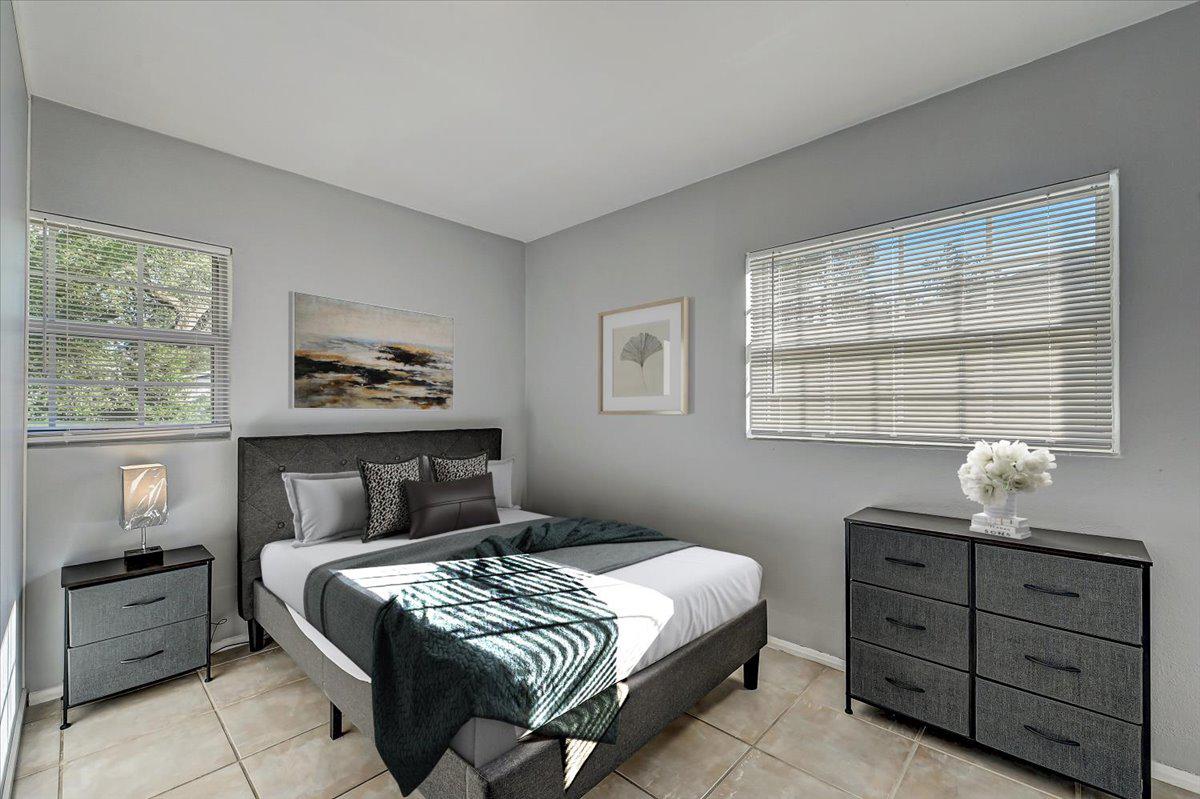 Room for Rent - SuperHost Updated Jacksonville Home w/ Large Yard and Deck, Near River & Parks!