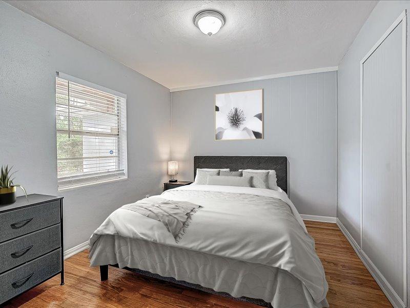 Room for Rent - Top Host Updated Jacksonville Home Near River, Parks, and More!