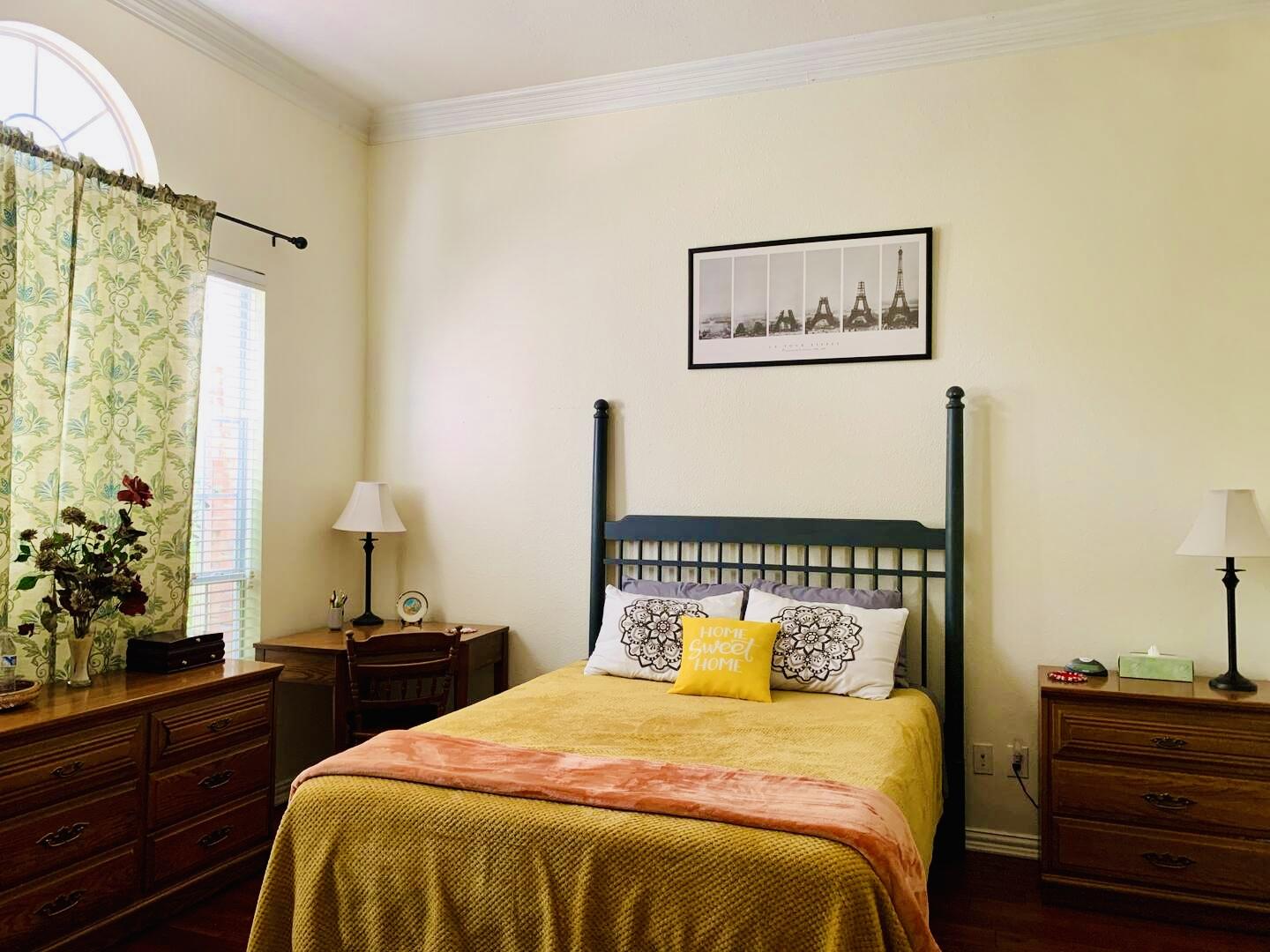 Room for Rent - Cozy Room with Pool Access in the heart of Flower Mound, DFW