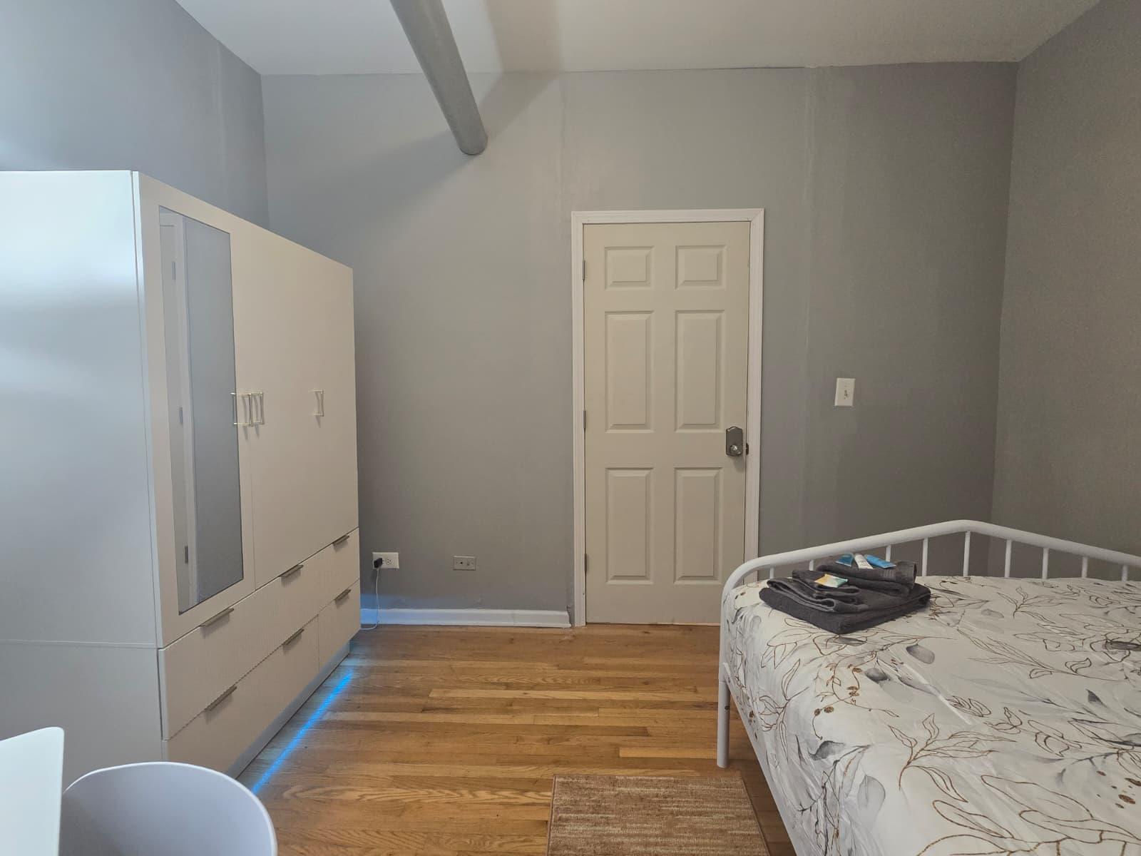 Room for Rent - Live near Hyde Park, a 2 minute walk to transit stop Stony Island & 65th Place