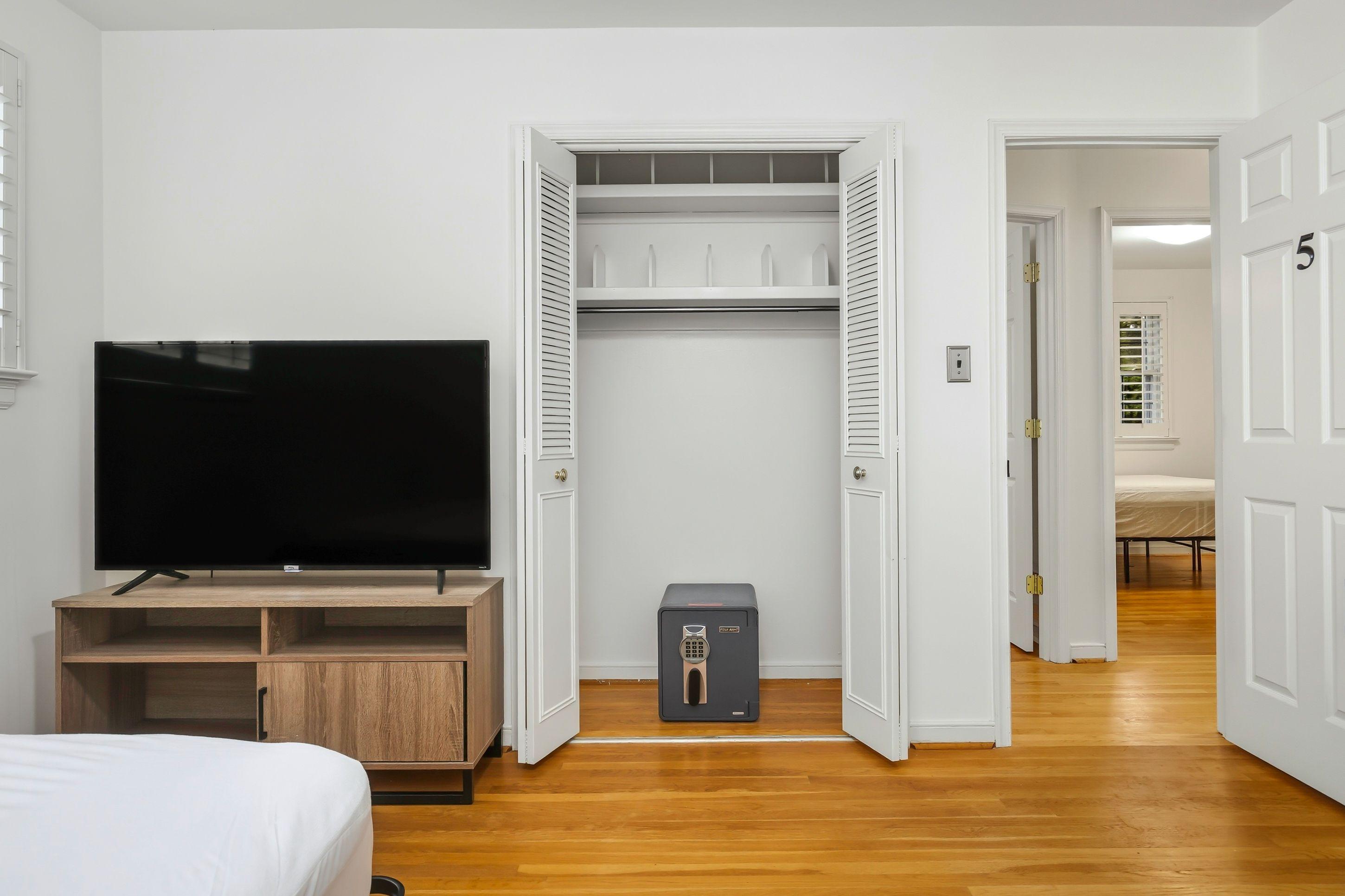 Room for Rent - High-quality renovated house in Lakeside, Richmond near GRTC bus line on Staples Mill Rd and close to W.Broad St.