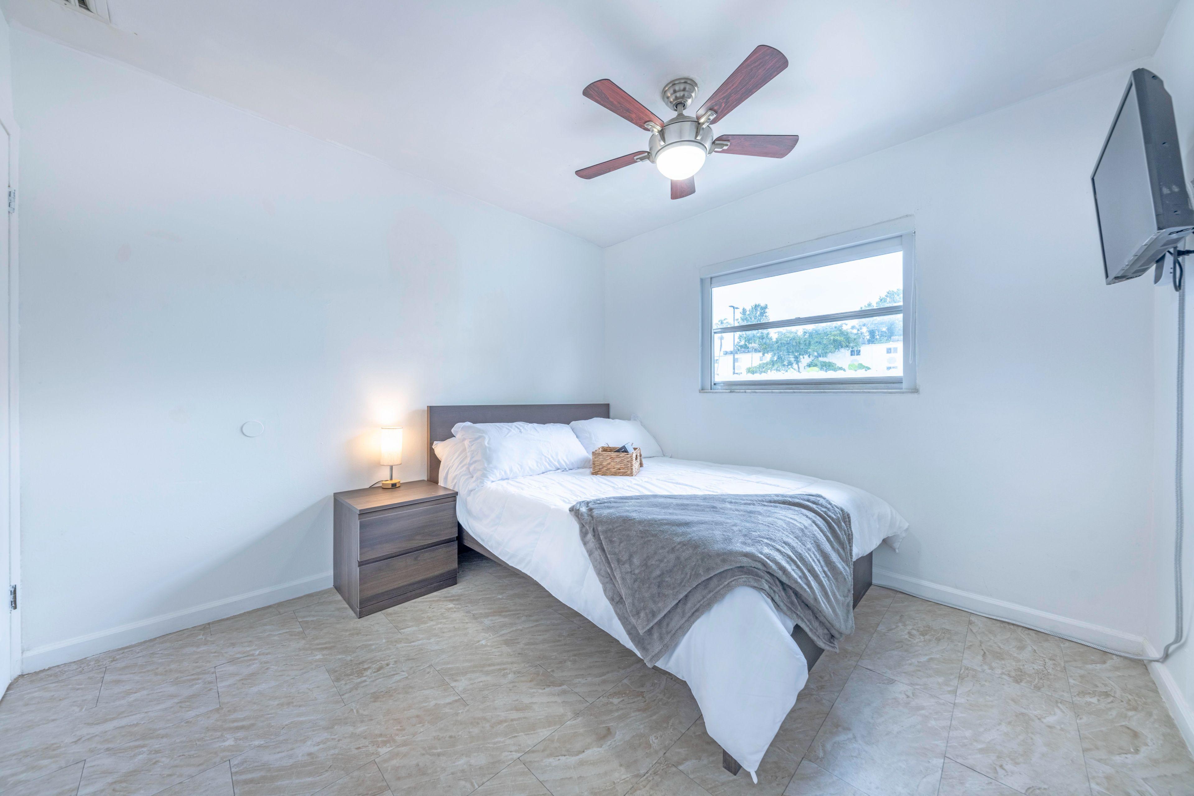 Room for Rent - Live in Oakland Park