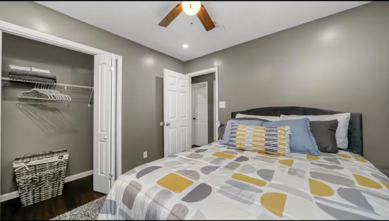 Room for Rent - Quiet -Newly Renovated Home Near AA&M University. Dining Table-Fast Wi-Fi