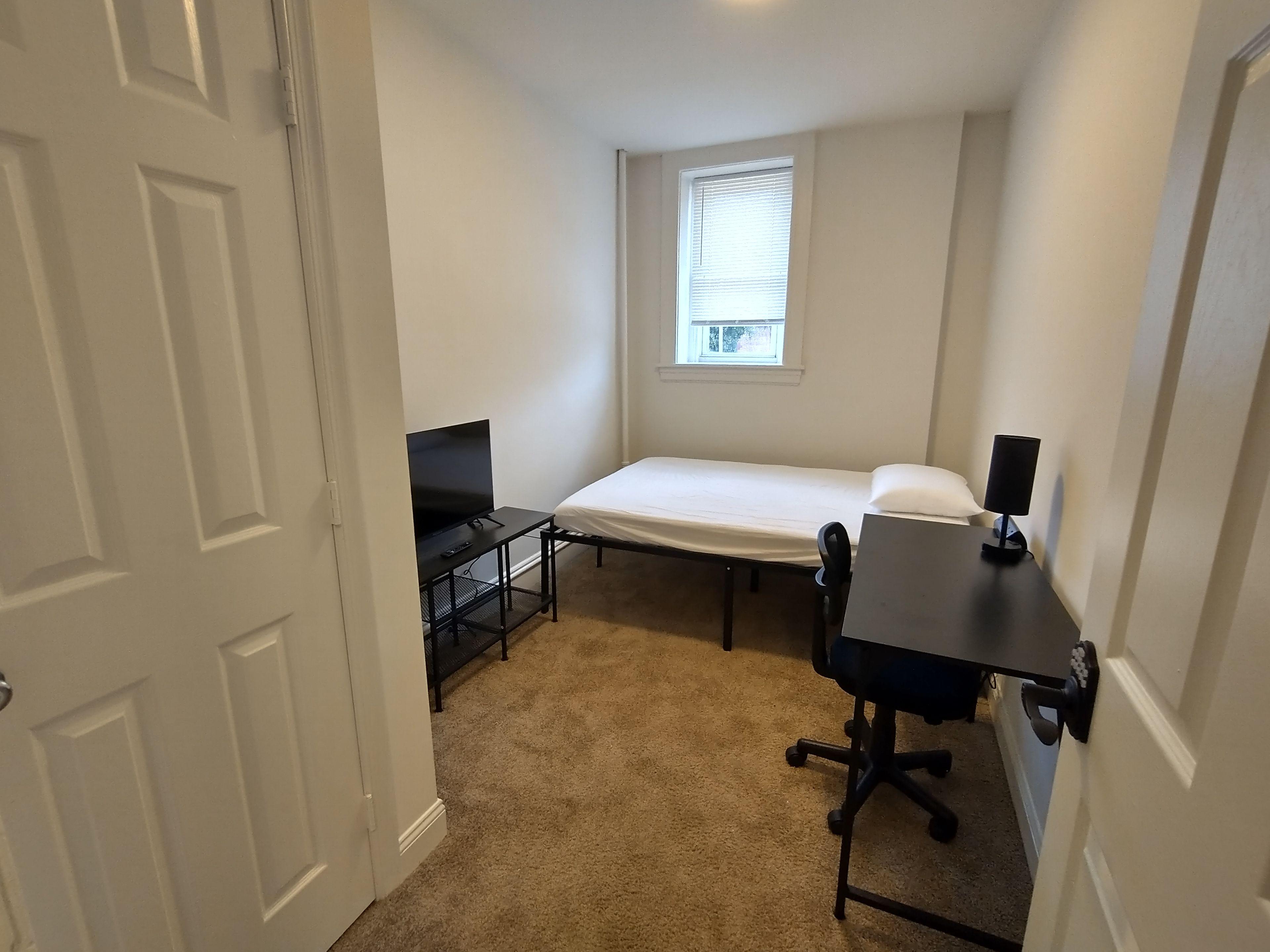 Room for Rent - Sunny, Comfortable, and Spacious Apartment with Desks & TVs