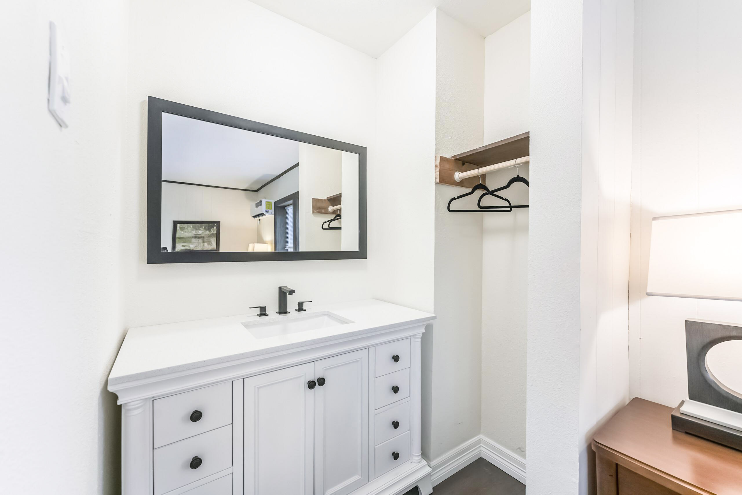 Room for Rent - Weingarten Manor: Historic Charm, Private Vanities & Modern Luxury Rooms!