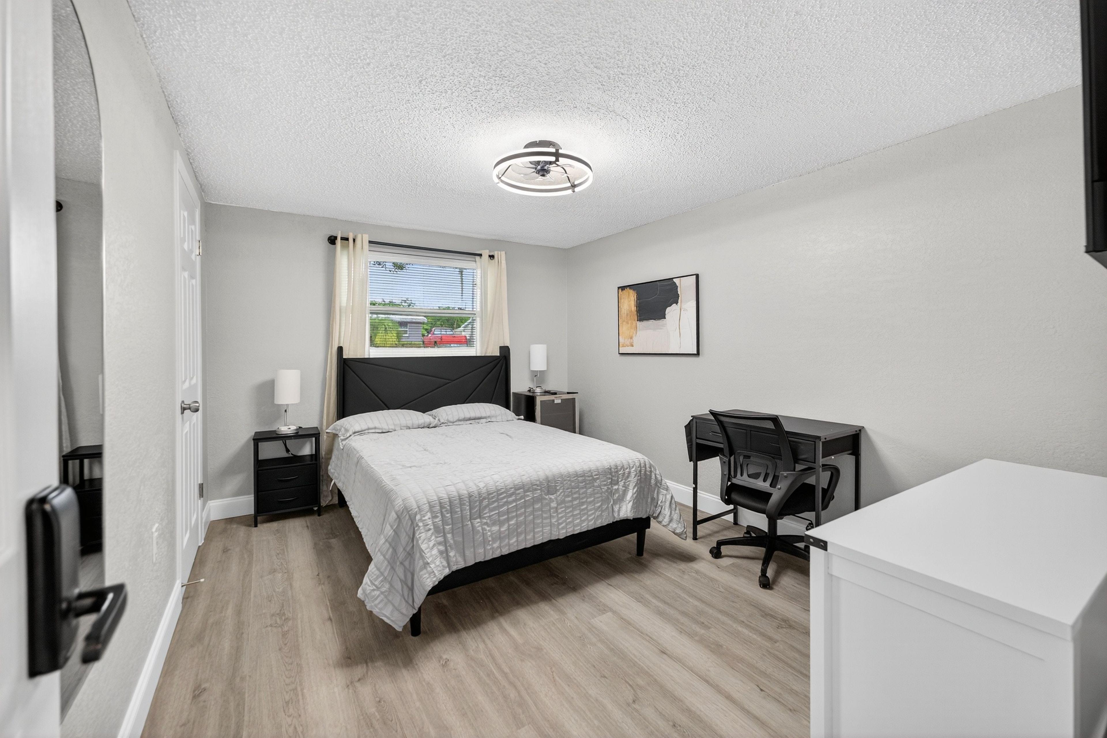 Room for Rent - PadSplit-Premium: HUGE 4K TVs, Mini Fridge, Workspace, Super Luxe Beds 100% Super Host.