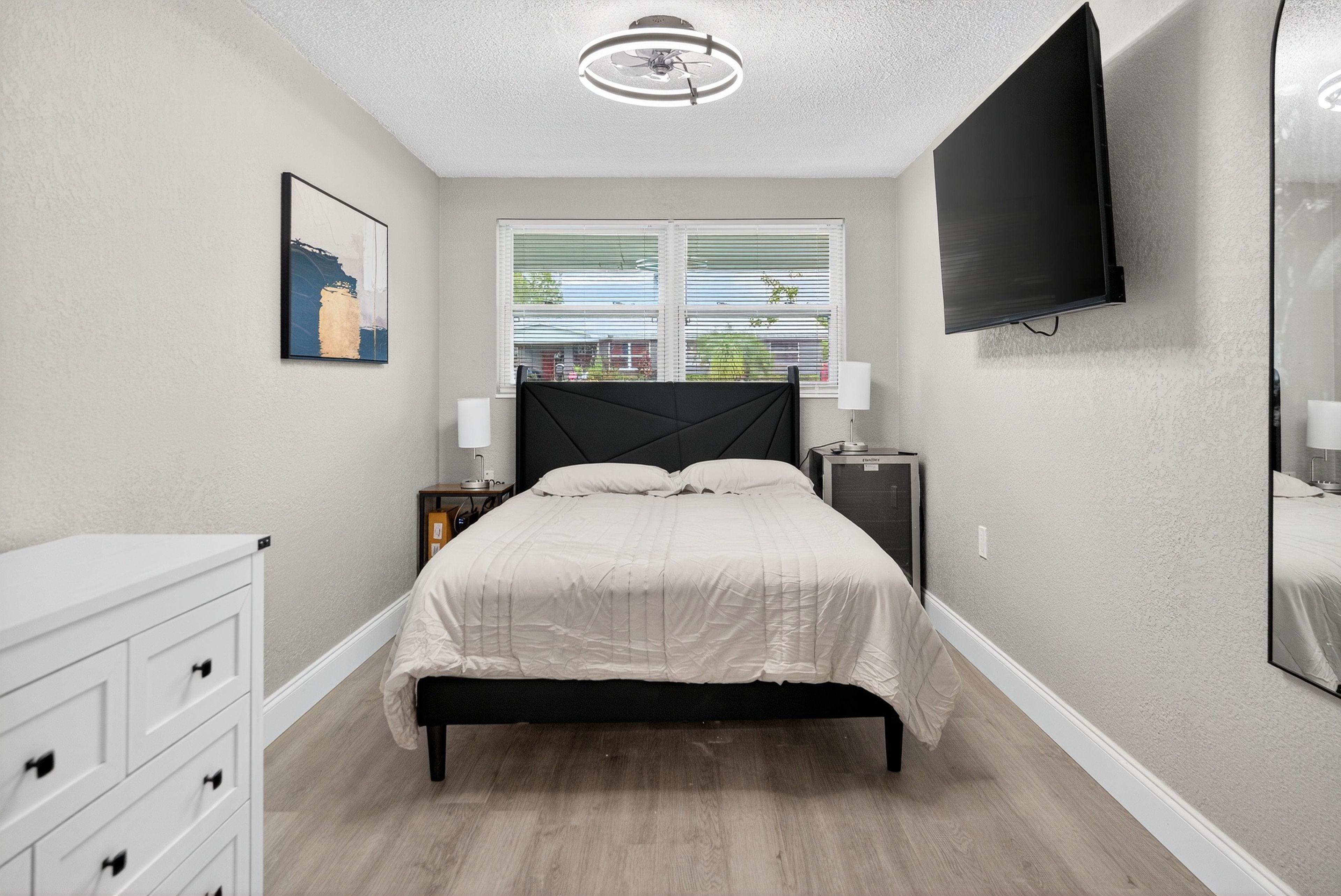 Room for Rent - PadSplit-Premium: HUGE 4K TVs, Mini Fridge, Workspace, Super Luxe Beds 100% Super Host.