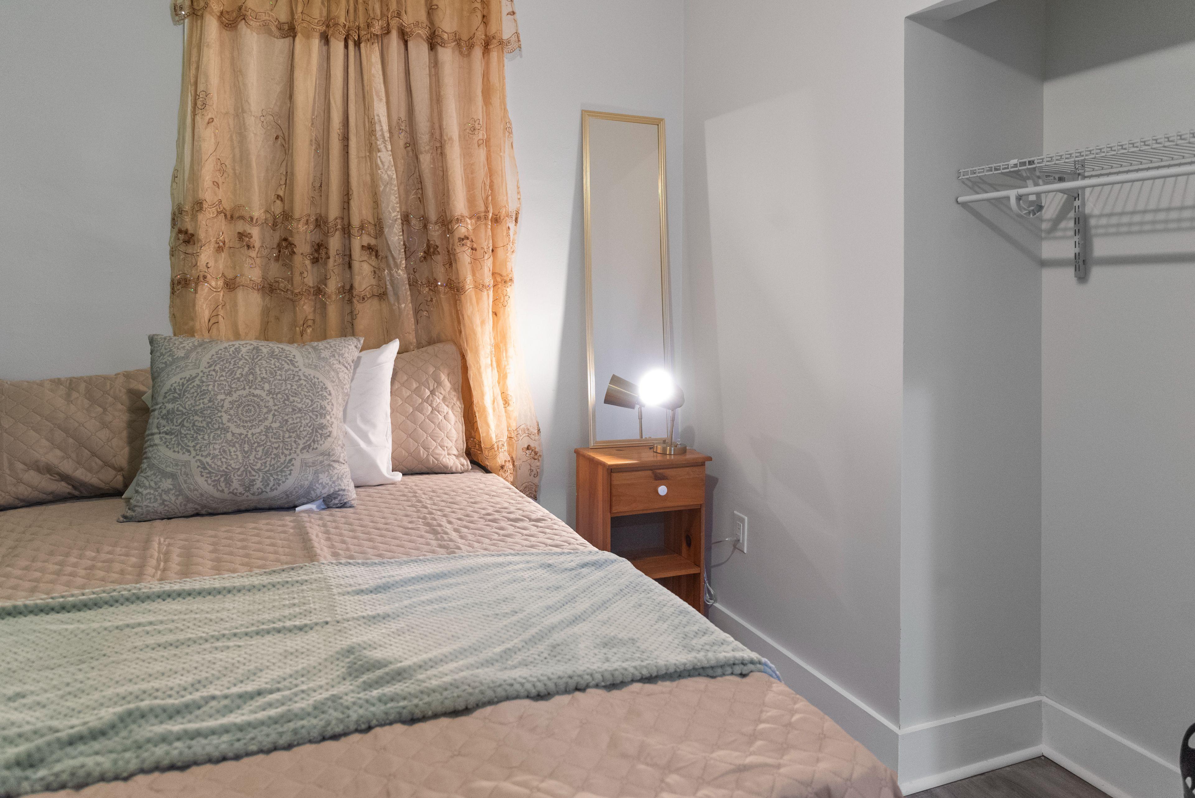 Room for Rent - Hospitality Focused CoLiving 
 New & Fully Renovated Baltimore City Townhouse 
 Modern, Stylish, & Secure — Spacious Fully Furnished Rooms ready for you!
 Super-Fast WiFi |  All Utilities Included |  You Get What you Pay For!