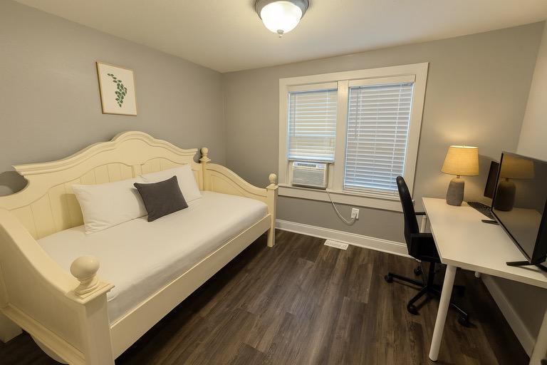 Room for Rent - Live in Old Hyde Park, a 4 minute walk to transit stop On Broadway at 37th Northbound