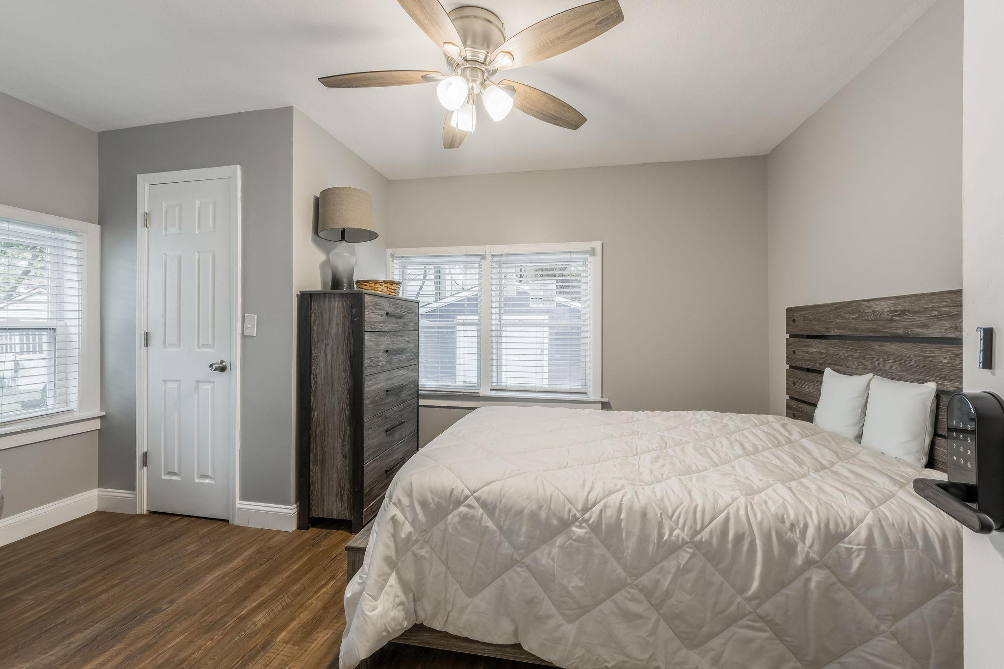 Room for Rent - Live in Old Hyde Park, a 4 minute walk to transit stop On Broadway at 37th Northbound