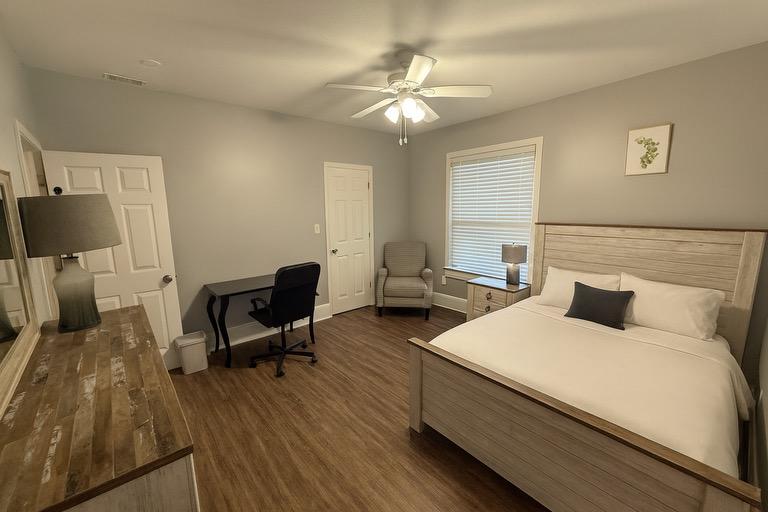 Room for Rent - Live in Old Hyde Park, a 4 minute walk to transit stop On Broadway at 37th Northbound