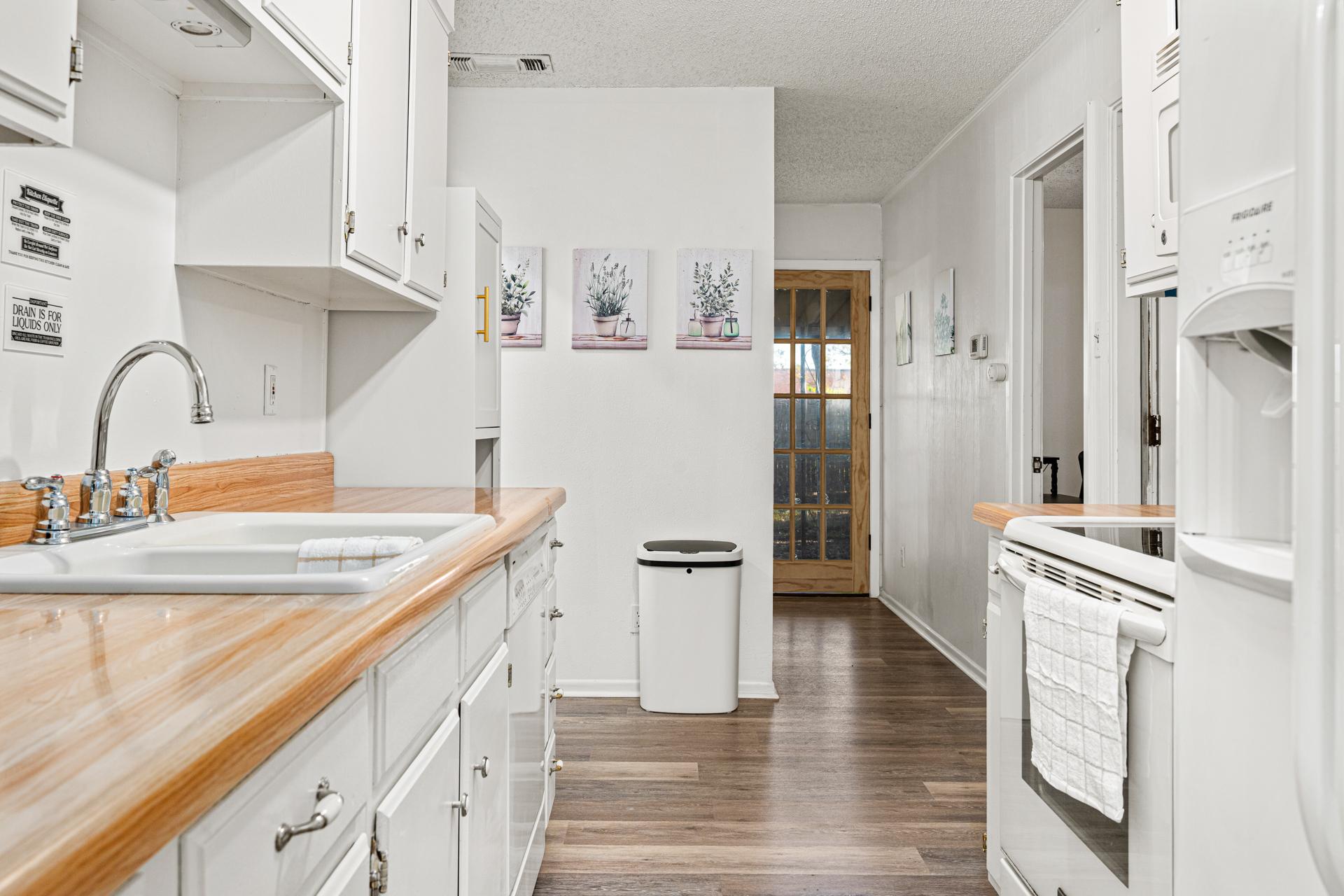 Furnished room for rent in Northeast Side — Alamo photo 2