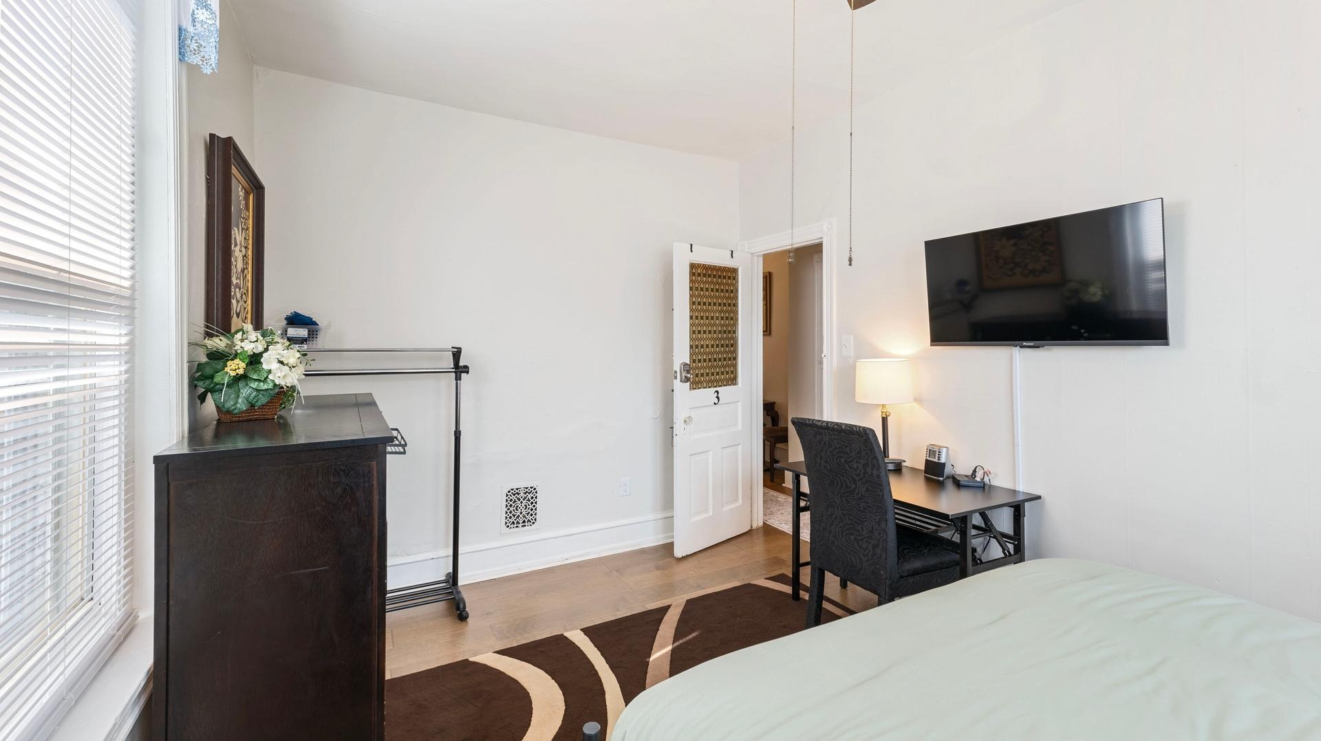 Room for Rent - Queen Beds TVs & Desks Extra Amenities  All-Utilities Included  Modern Home