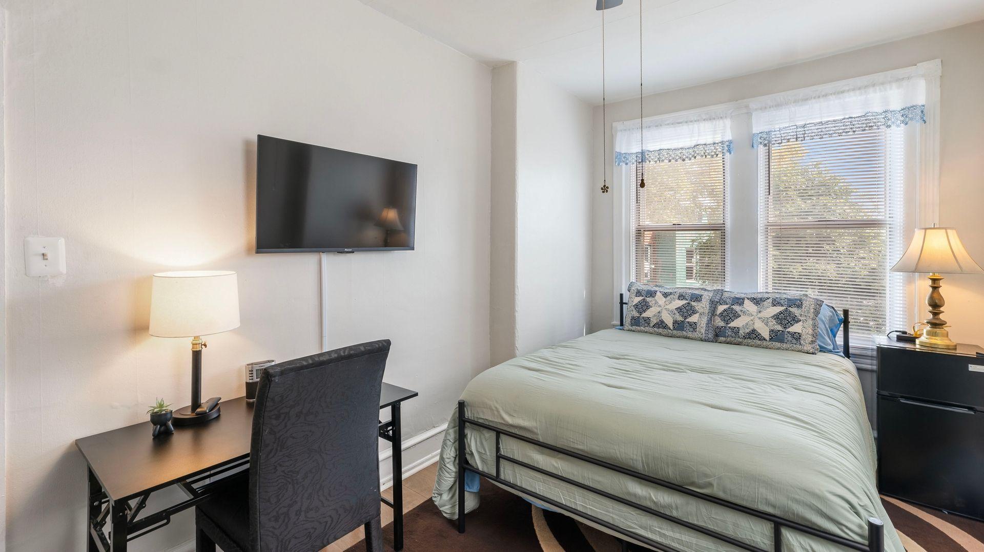 Room for Rent - Queen Beds TVs & Desks Extra Amenities  All-Utilities Included  Modern Home