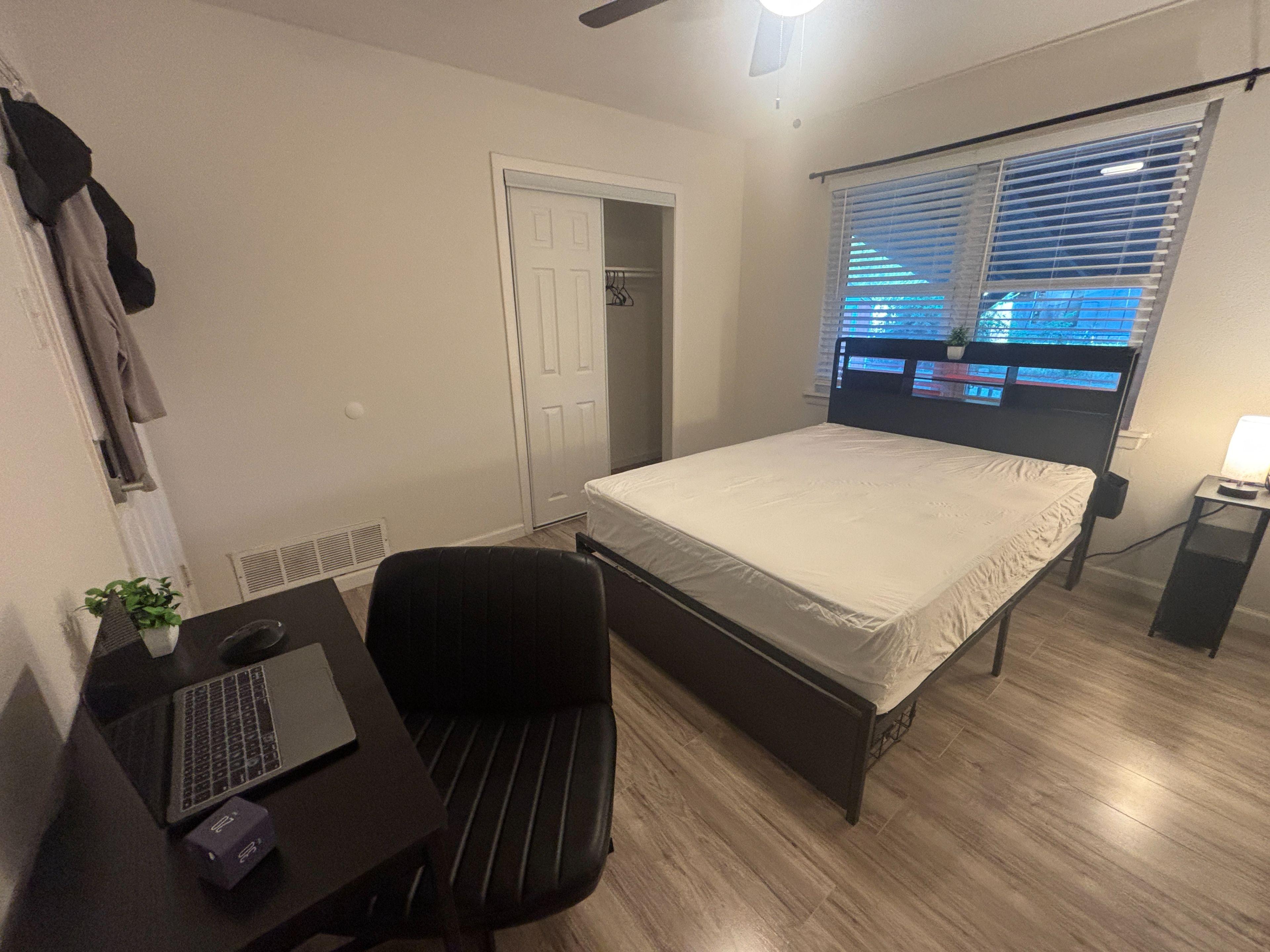Room for Rent - Mindful Co-living in Sherman – Furnished Private Rooms Near Parks & Cafés