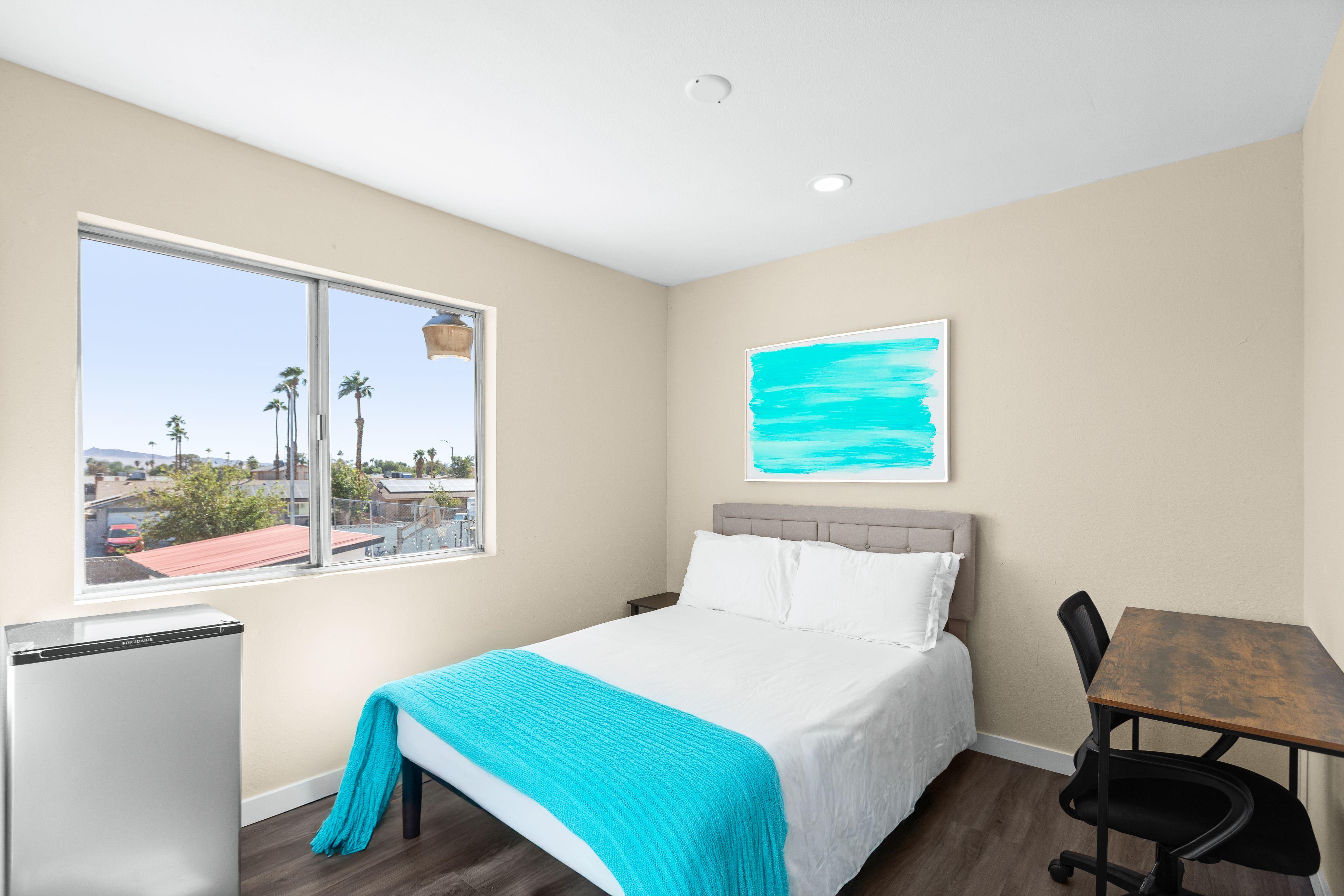 Room for Rent - SUPERHOST Renovated Las Vegas Home with 2x a Month House Keeping, FREE Washer & Dryer, 5 Bathrooms, High Speed Wifi With Work Spaces, Mini-fridges and MORE