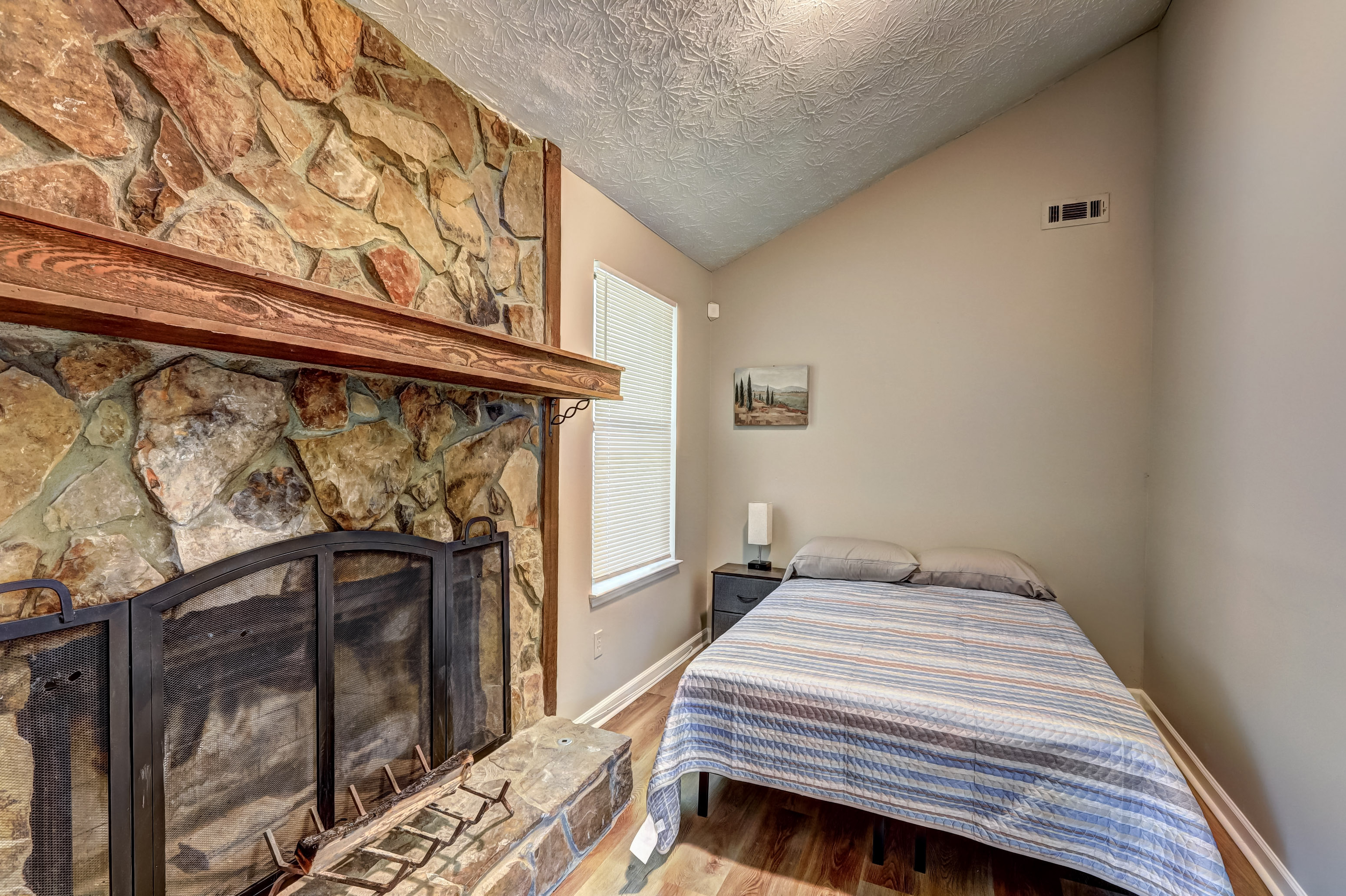 Room for Rent - Newly-renovated & spacious Jonesboro House with Dining area and private fenced back yard