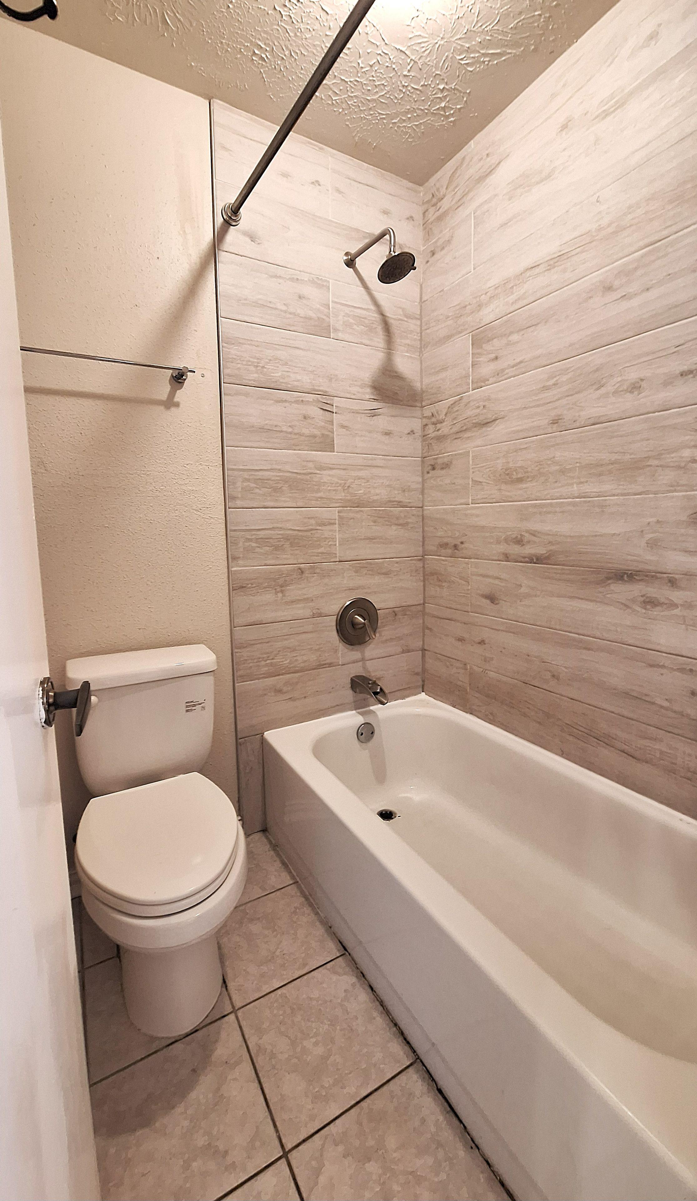 Room for Rent - Spacious Furnished Room Lease in Glencairn Village