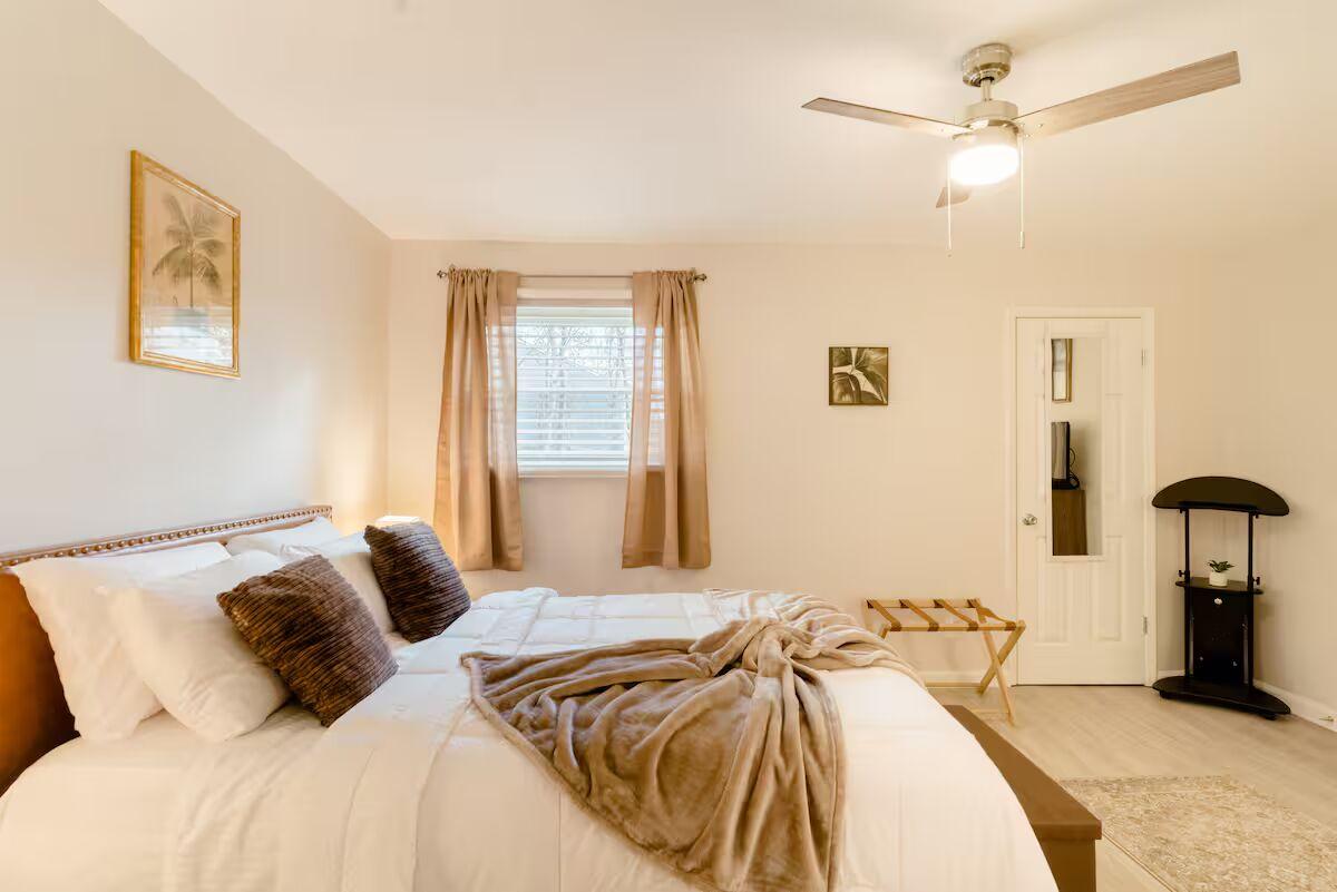 Room for Rent - Cozy Norcross Townhome - 14 minute walk to transit stop at Holcomb Bridge Rd & Peachtree Corners Cir