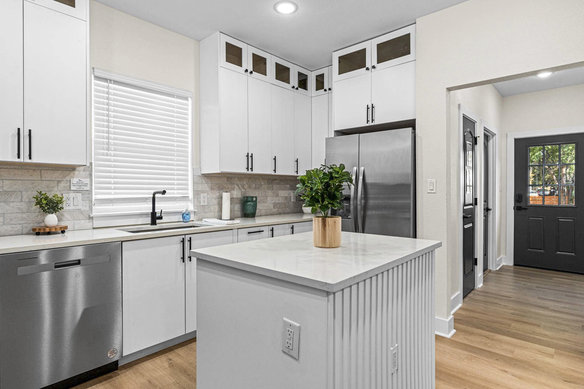 Furnished room for rent in San Antonio — Alamo photo 3