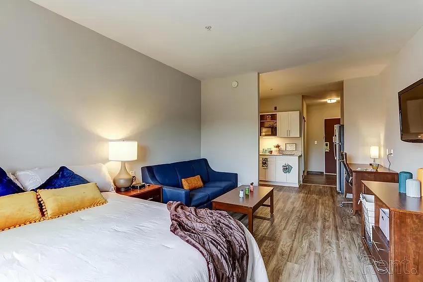 Room for Rent - Beautiful ROME studio unit available in this renovated building! Indoor pool, amazing common areas!