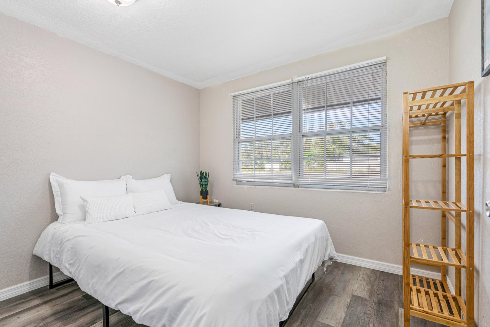 Room for Rent - Tampa House. Newly-renovated & high-quality