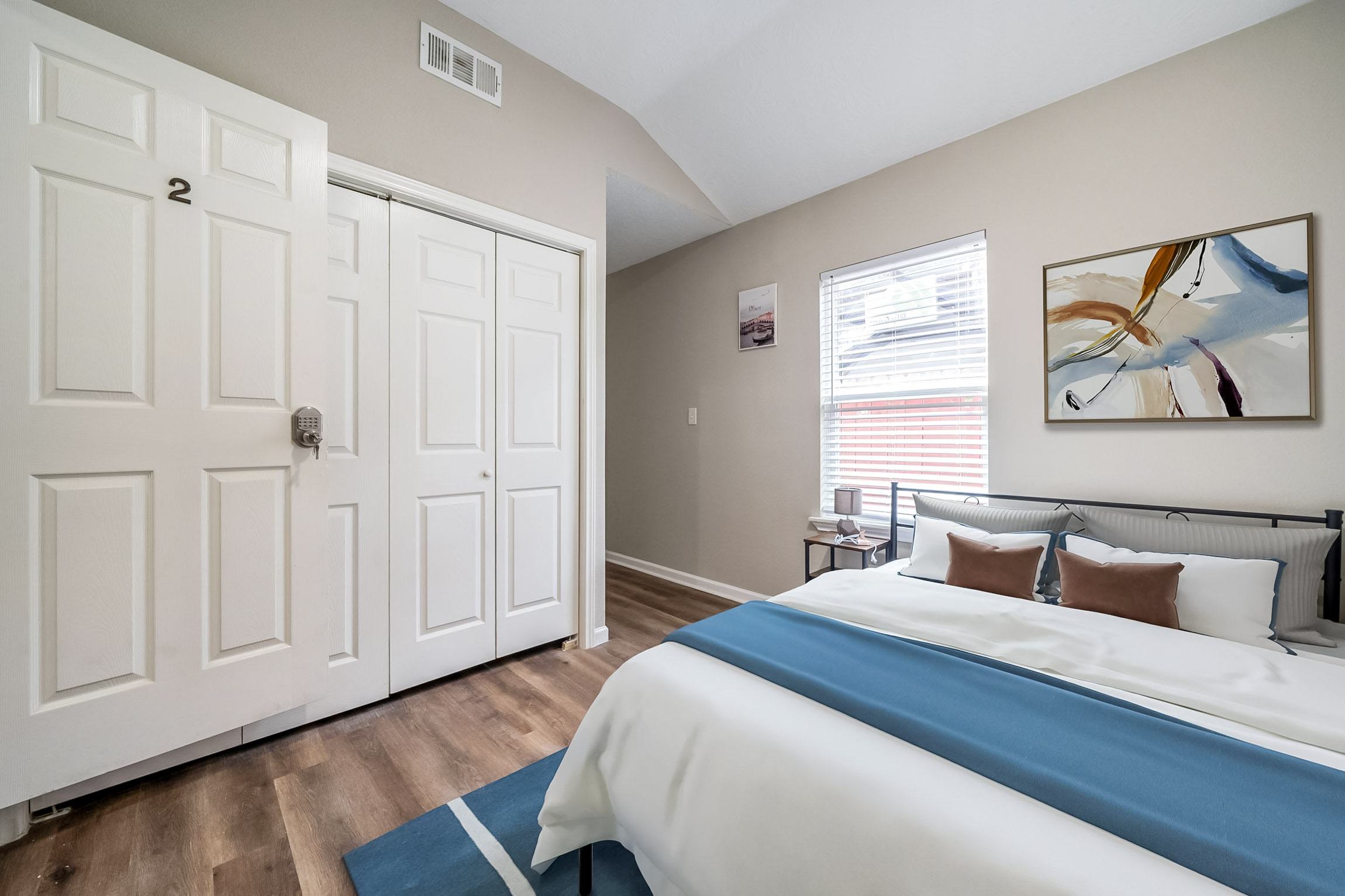 Room for Rent - Modern & beautifully renovated home In Houston  fully furnished rooms, TV lounge , backyard , and dual occupancy allowed ‍!