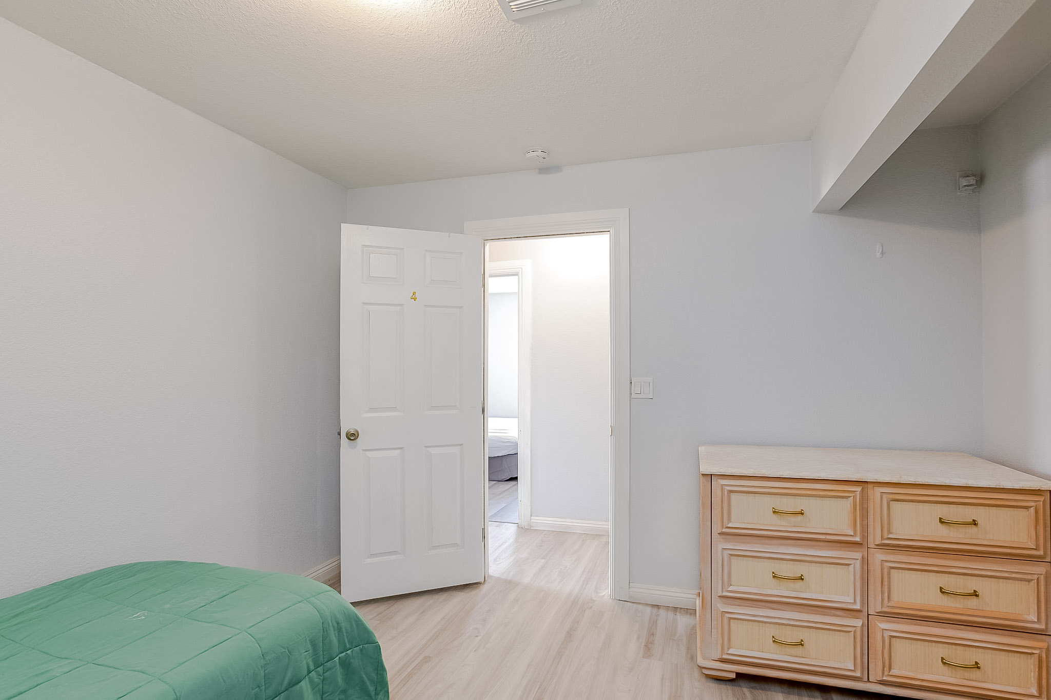 Room for Rent - Amazing house huge. 2,400 sqft. Large rooms Free Wifi-Smart TV's every room. Great Padsplit members