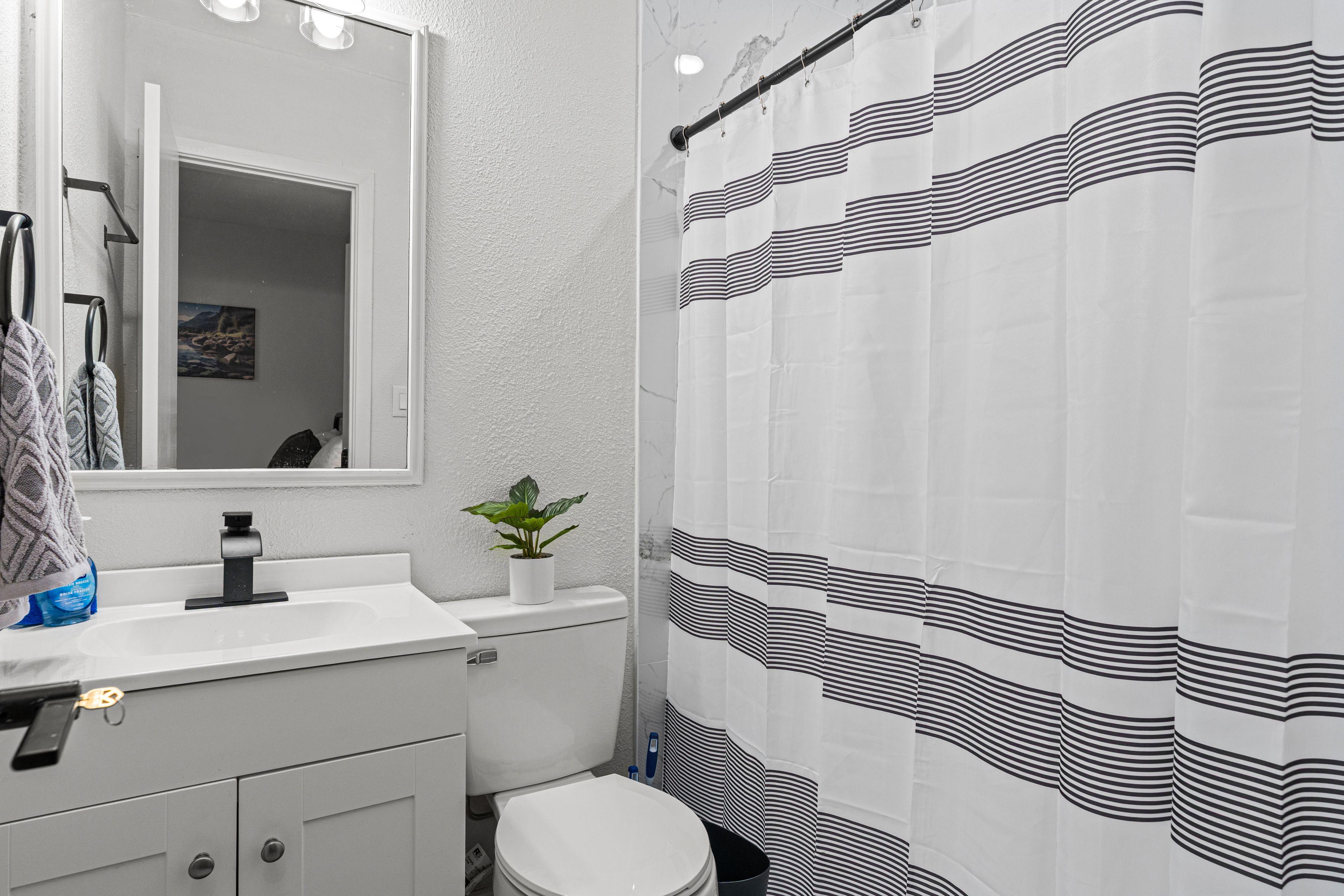 Furnished room for rent in Northeast Side — Acequia photo 8
