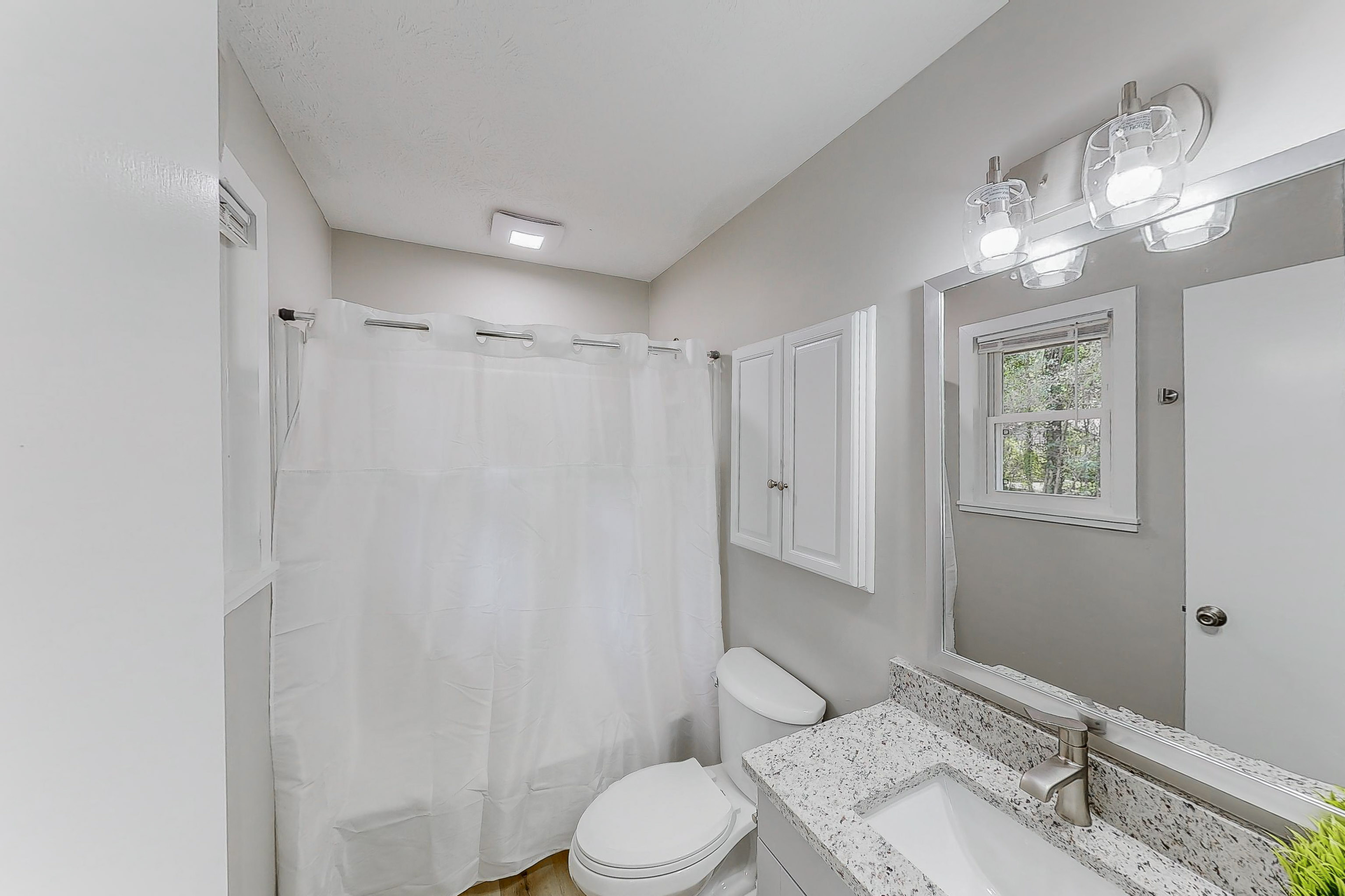 Room for Rent - 5/5 Stars!!!  Keyless Entry  Friendly Housemates  Newly Renovated  Responsive Host  Professionally Cleaned Monthly  Laundry Onsite for Convenience  4-min Walk to Groceries 
 10-min Drive to Downtown McDonough under 10 miles to Conyers