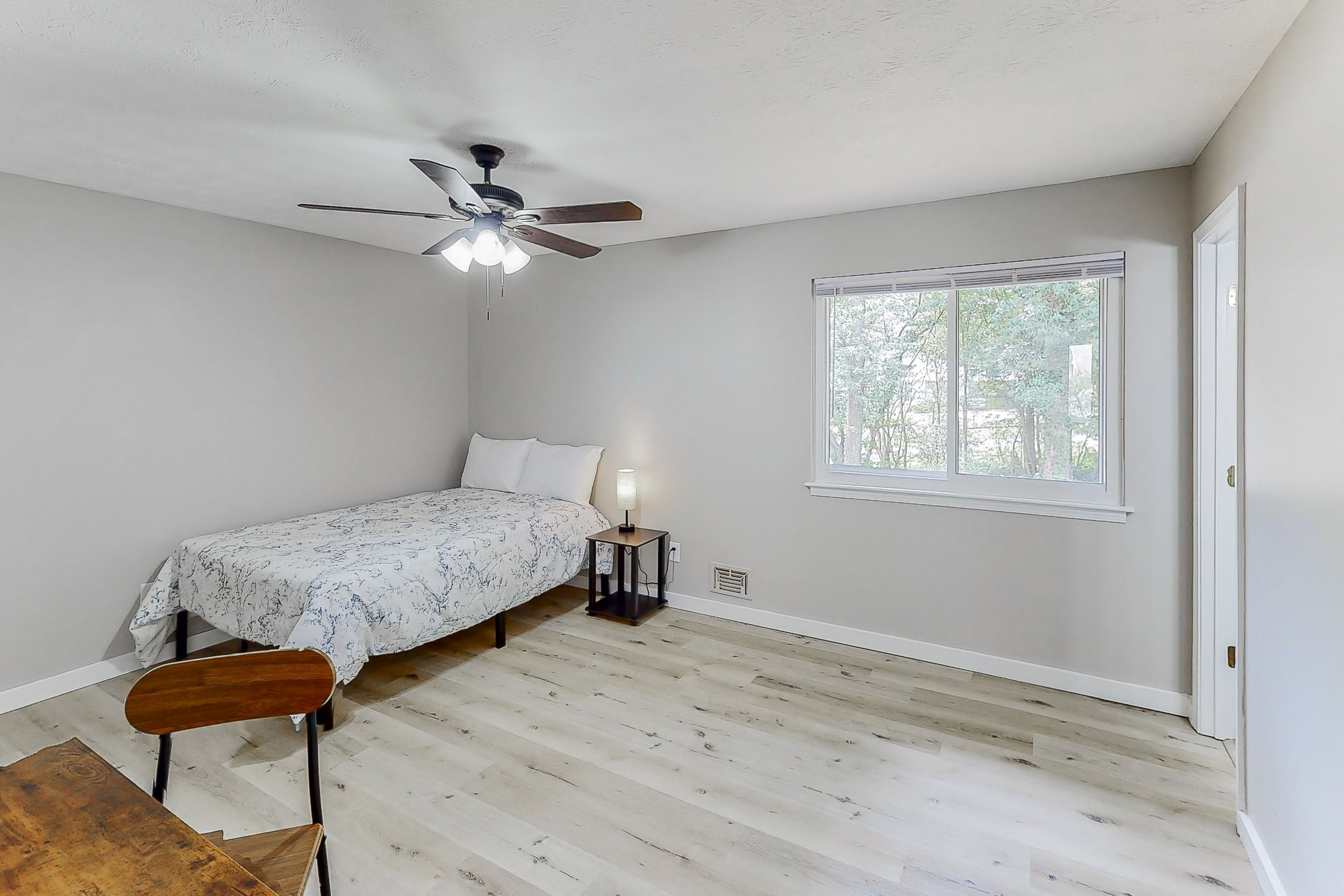 Room for Rent - 5/5 Stars!!!  Keyless Entry  Friendly Housemates  Newly Renovated  Responsive Host  Professionally Cleaned Monthly  Laundry Onsite for Convenience  4-min Walk to Groceries 
 10-min Drive to Downtown McDonough under 10 miles to Conyers