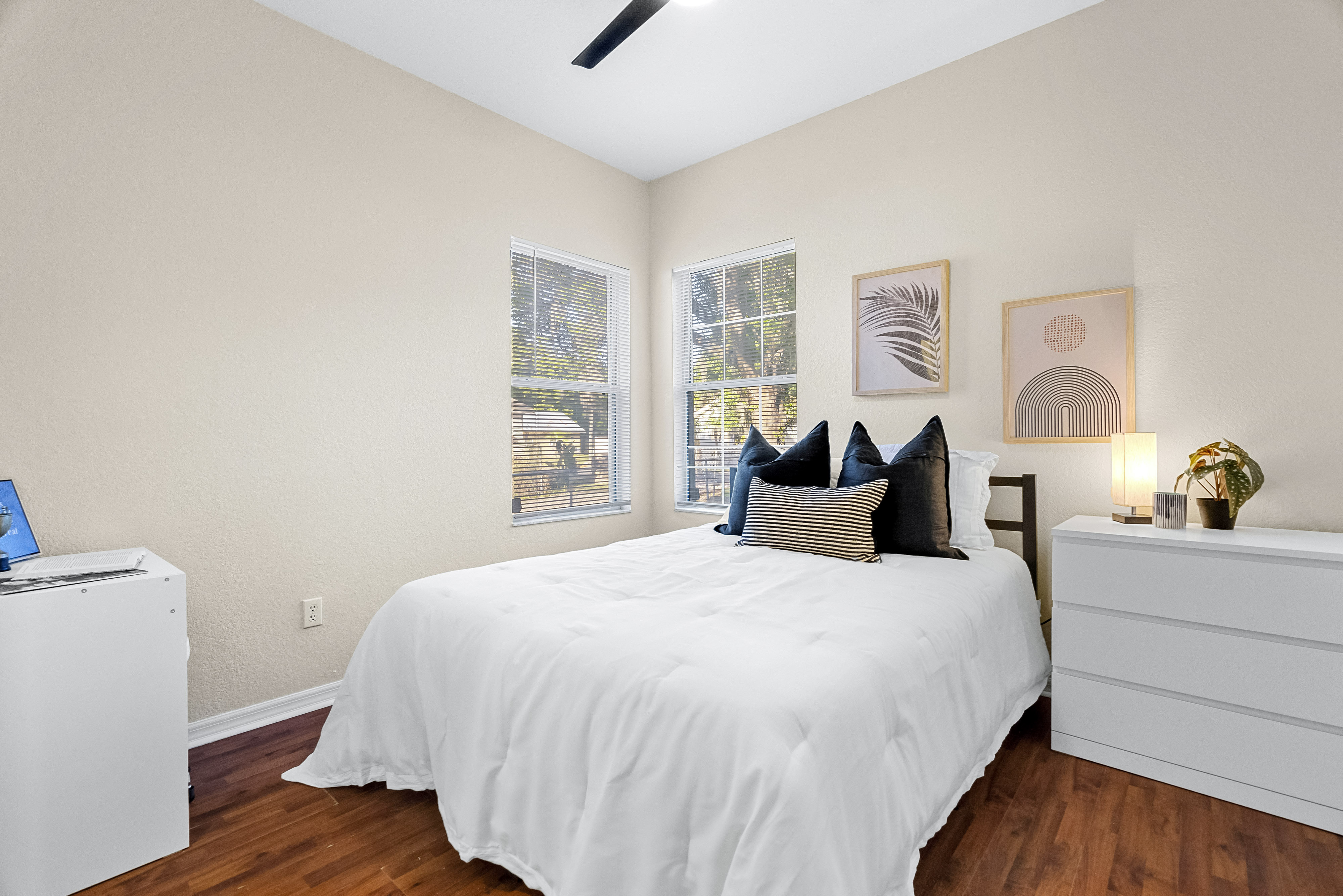 Room for Rent - Amazing Plant City House  , Large Rooms, Queen Size Comfy Beds  Free WiFi  and Free On-Site Laundry