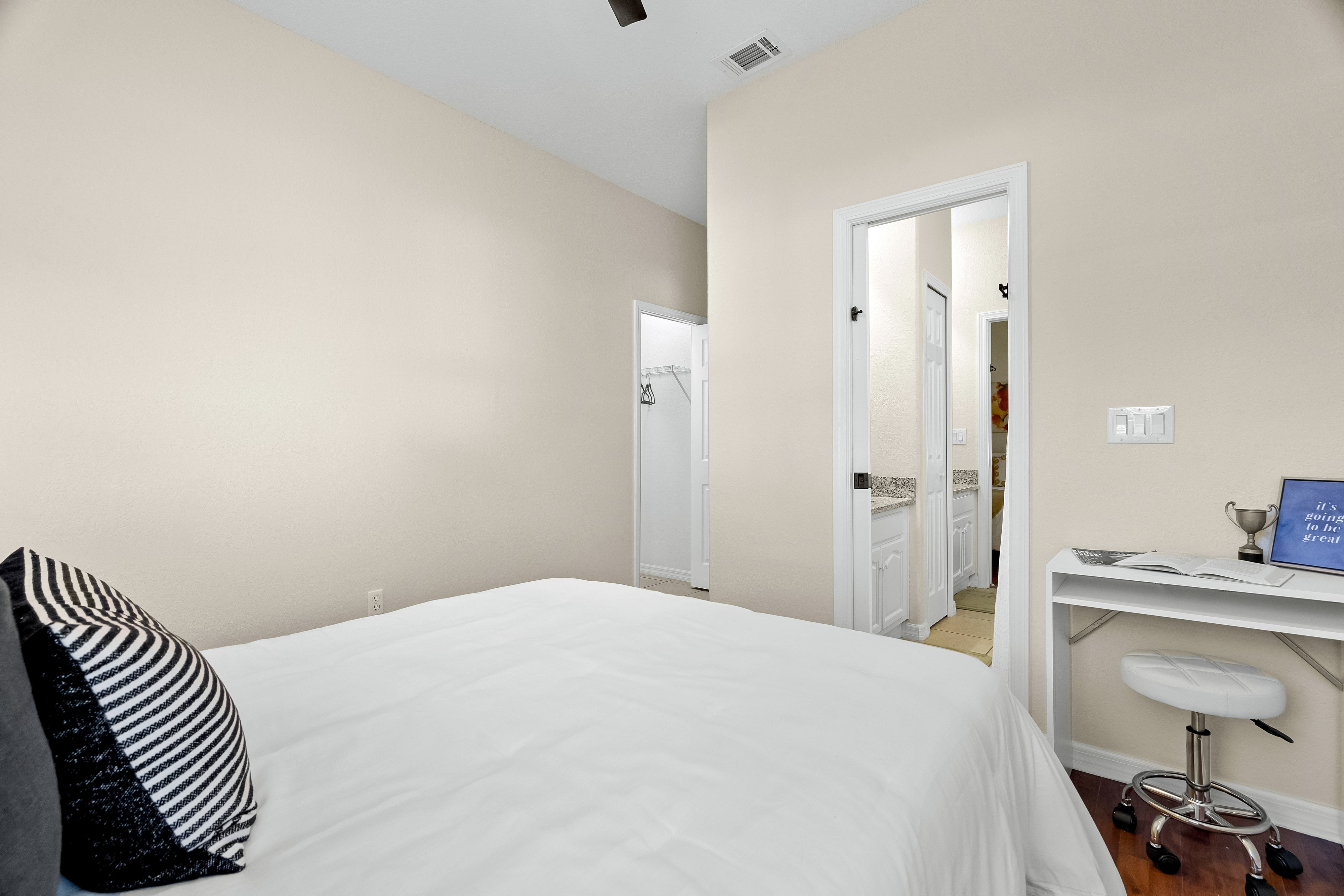 Room for Rent - Amazing Plant City House  , Large Rooms, Queen Size Comfy Beds  Free WiFi  and Free On-Site Laundry