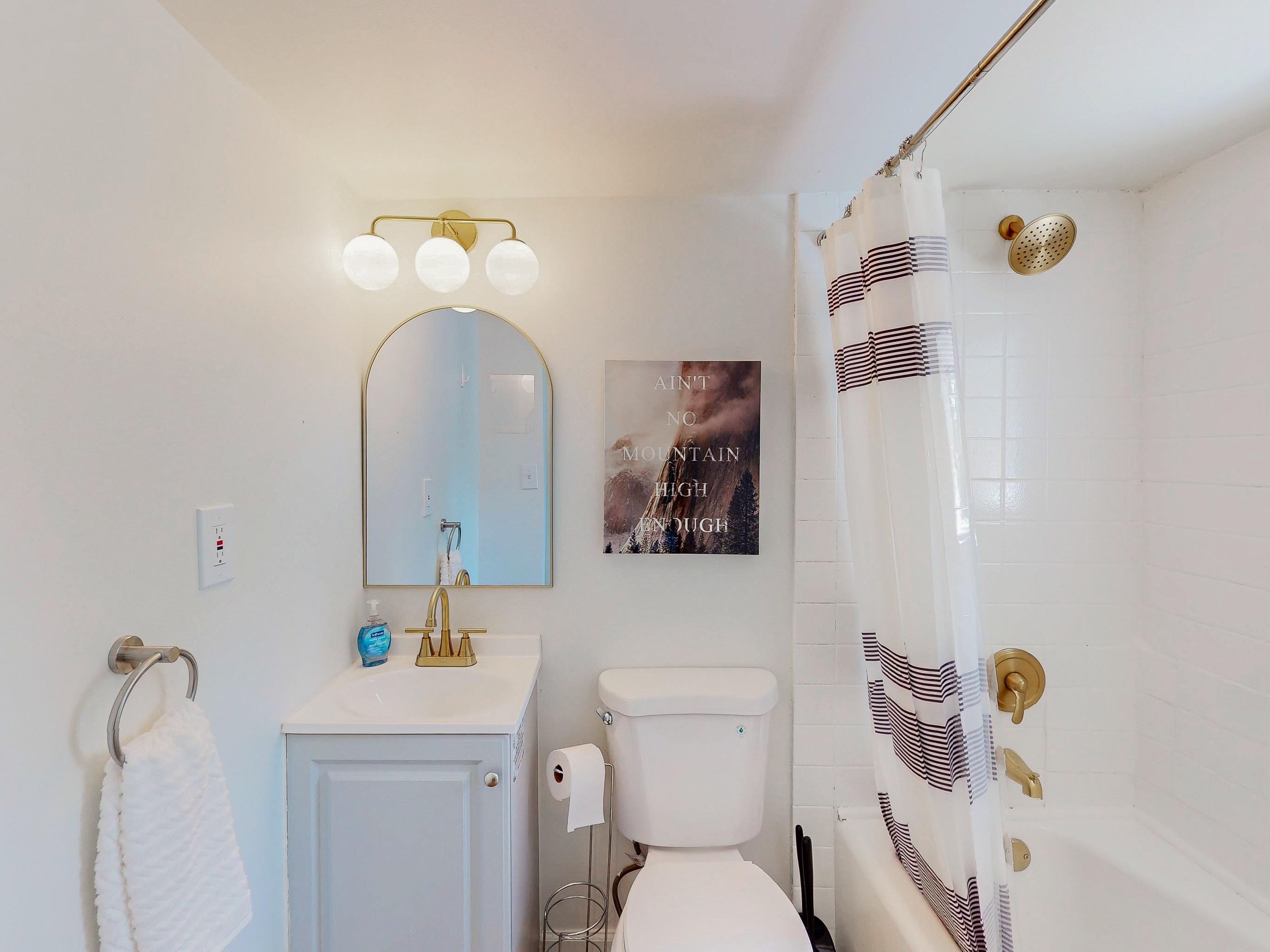 Furnished room for rent in Decatur — Redbud photo 15