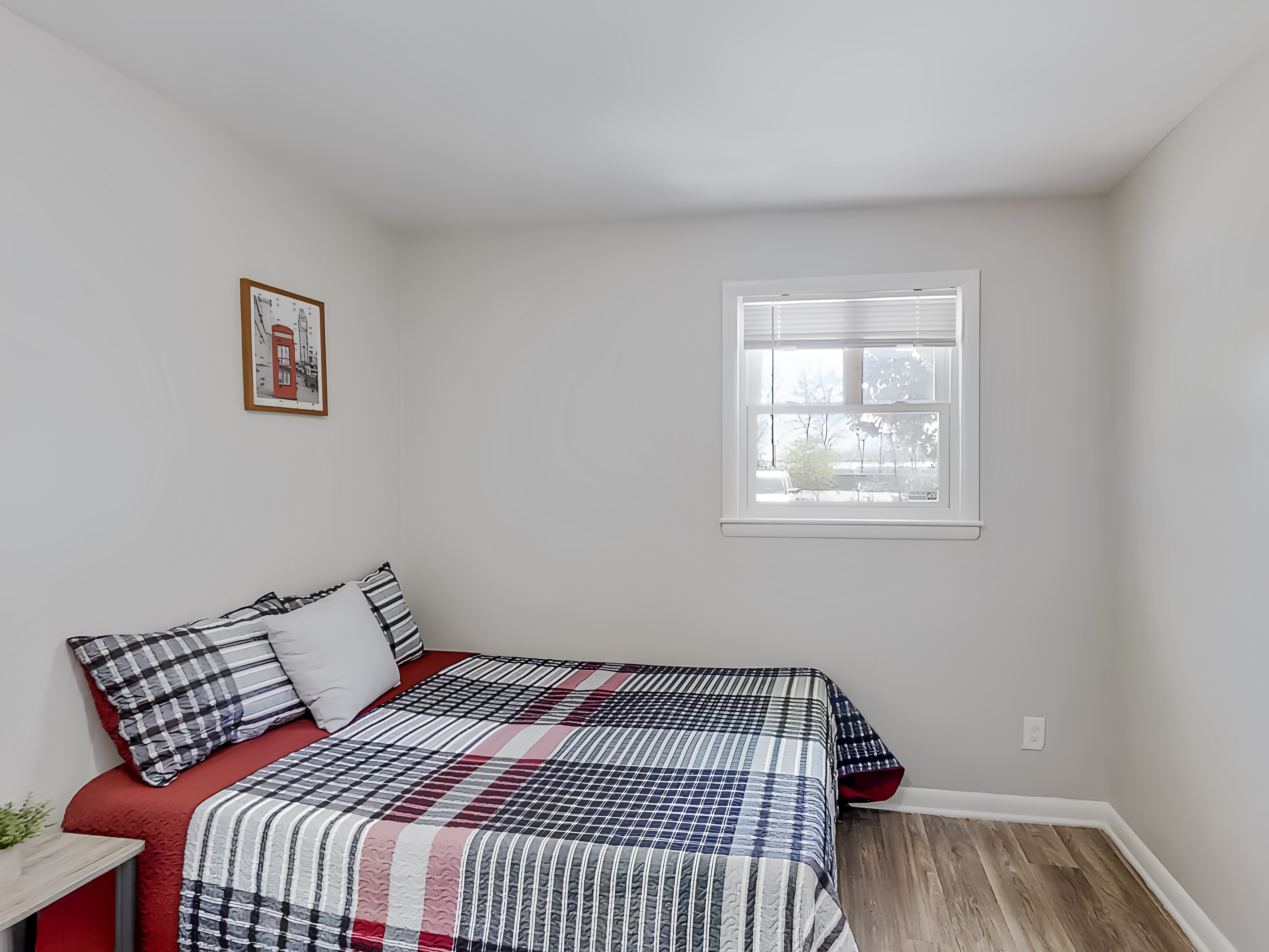 Room for Rent - Convenient to 285/154 Freeways. Large, quiet, corner lot Atlanta home