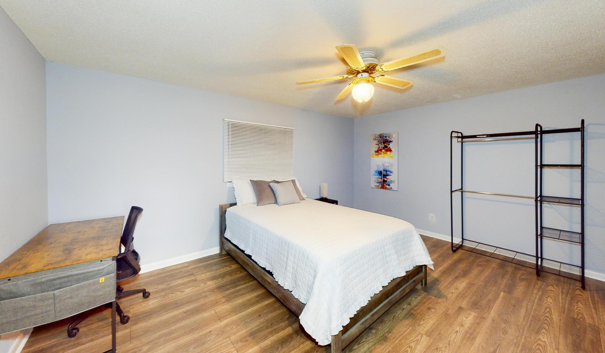 Room for Rent - Lakeland House with Dining area. Spacious & newly-renovated