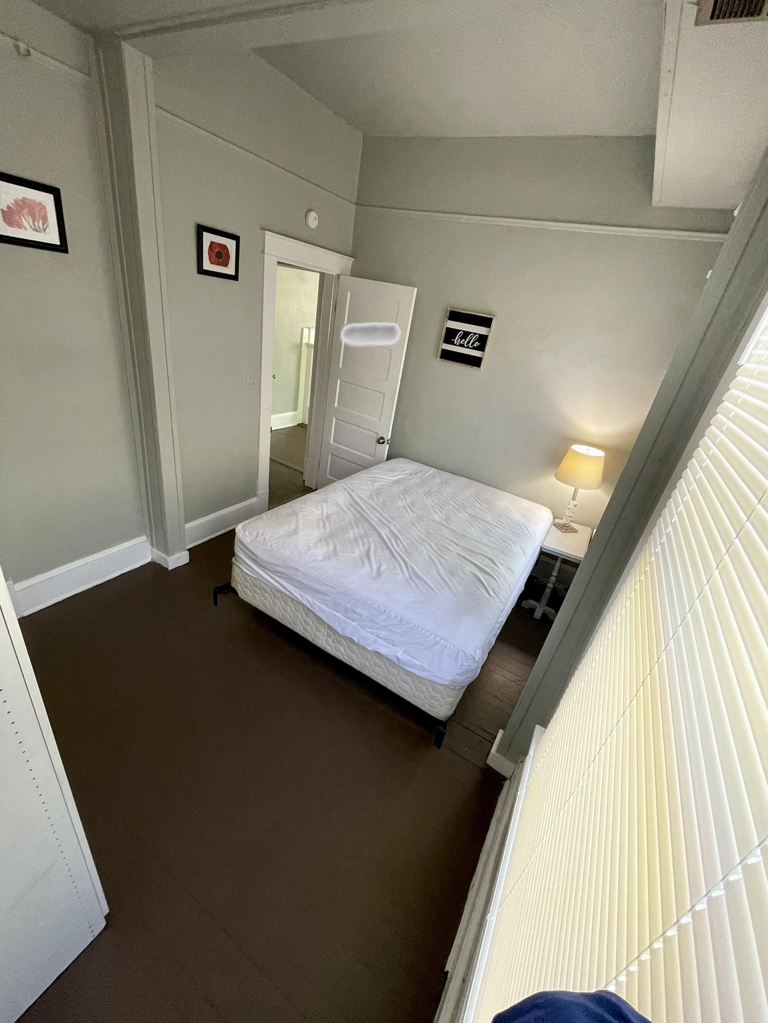 Room for Rent - Stay in the beautiful Poplar Lawn historic district