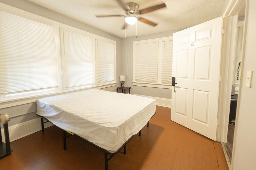 Room for Rent - Stylish Upgraded Home  
High-Speed Wi-Fi 400Mbps 
Biweekly Cleaning 
⏱ Minute from the Highway 16 
Onsite Parking  
Smart Lock Rooms 
Near grocery Store