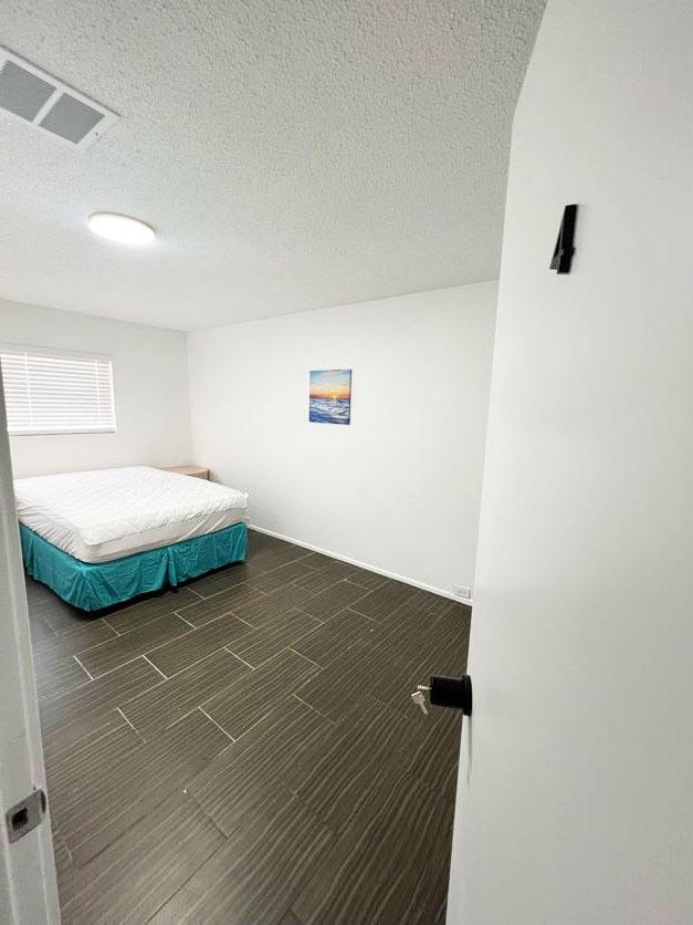 Room for Rent - Cozy Home in Las Vegas!  Prime Location Near Vegas Valley & Boulder  Walking Distance to Boulder Station  Close to Groceries & Bus Routes  Easy Access to I-515 & US-95