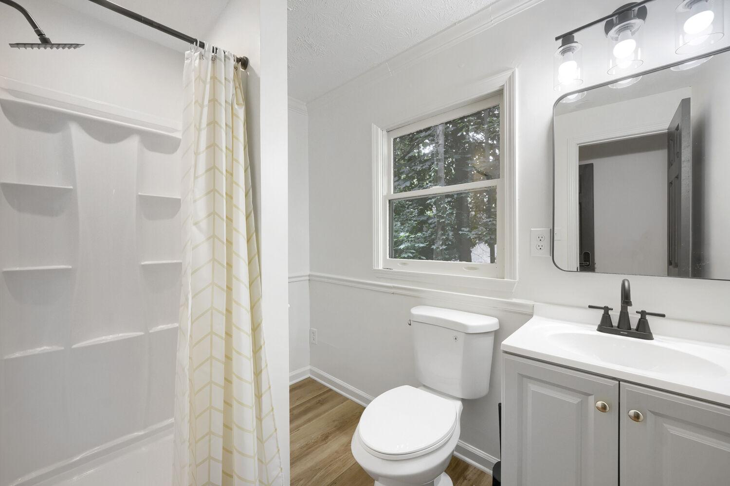 Rm5 "Elvis" Downstairs w/ Private Bathroom! photo 4