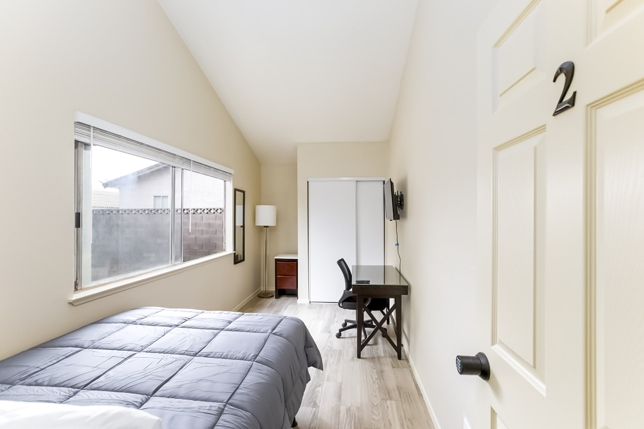 Room for Rent - Comfortable & high-quality Las Vegas House with televisions, workspace, and full appliances.