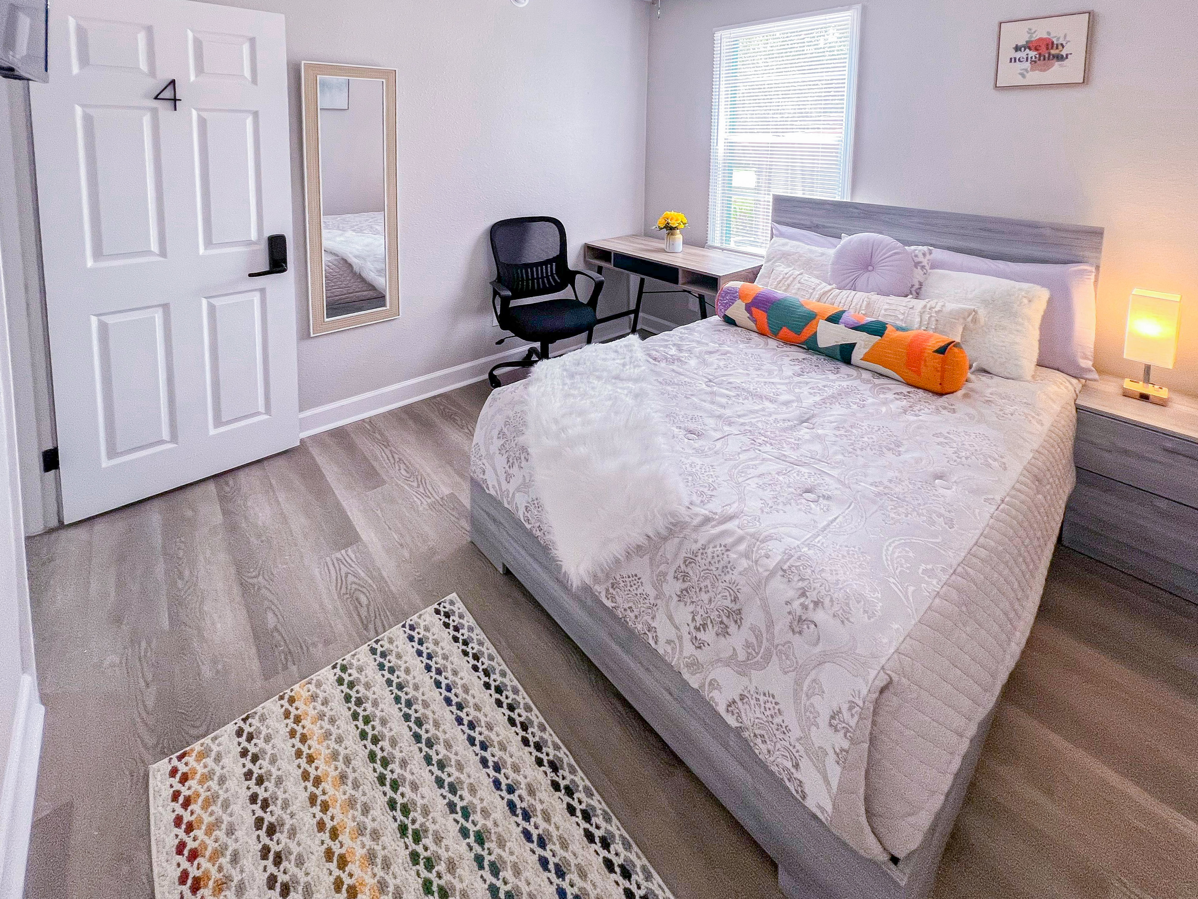 Room for Rent - A Luxury & Comfortable House with Free Roku TV  + WiFi + Office Space