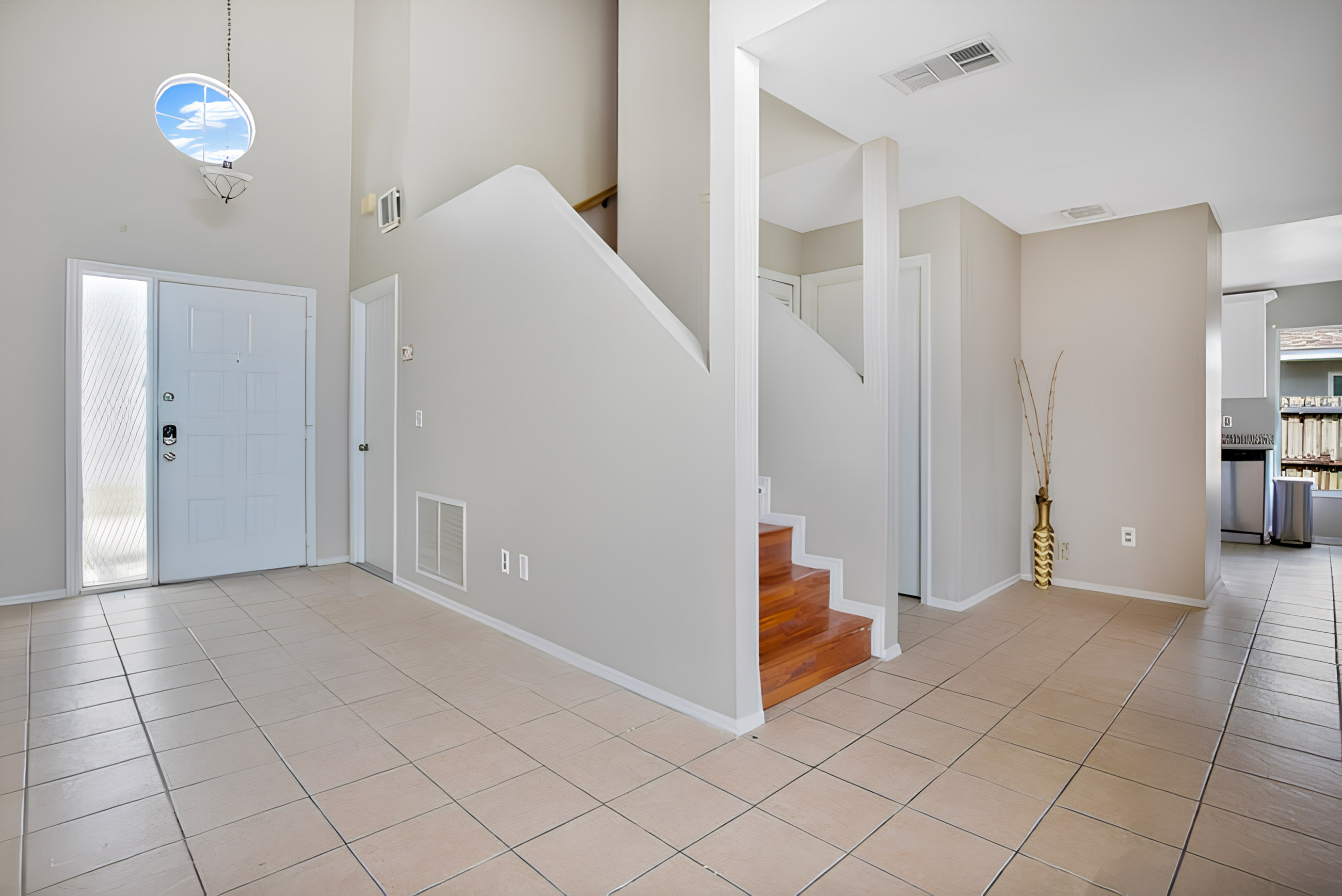 Kissimmee House with Dining area. Newlyrenovated & beautiful PadSplit