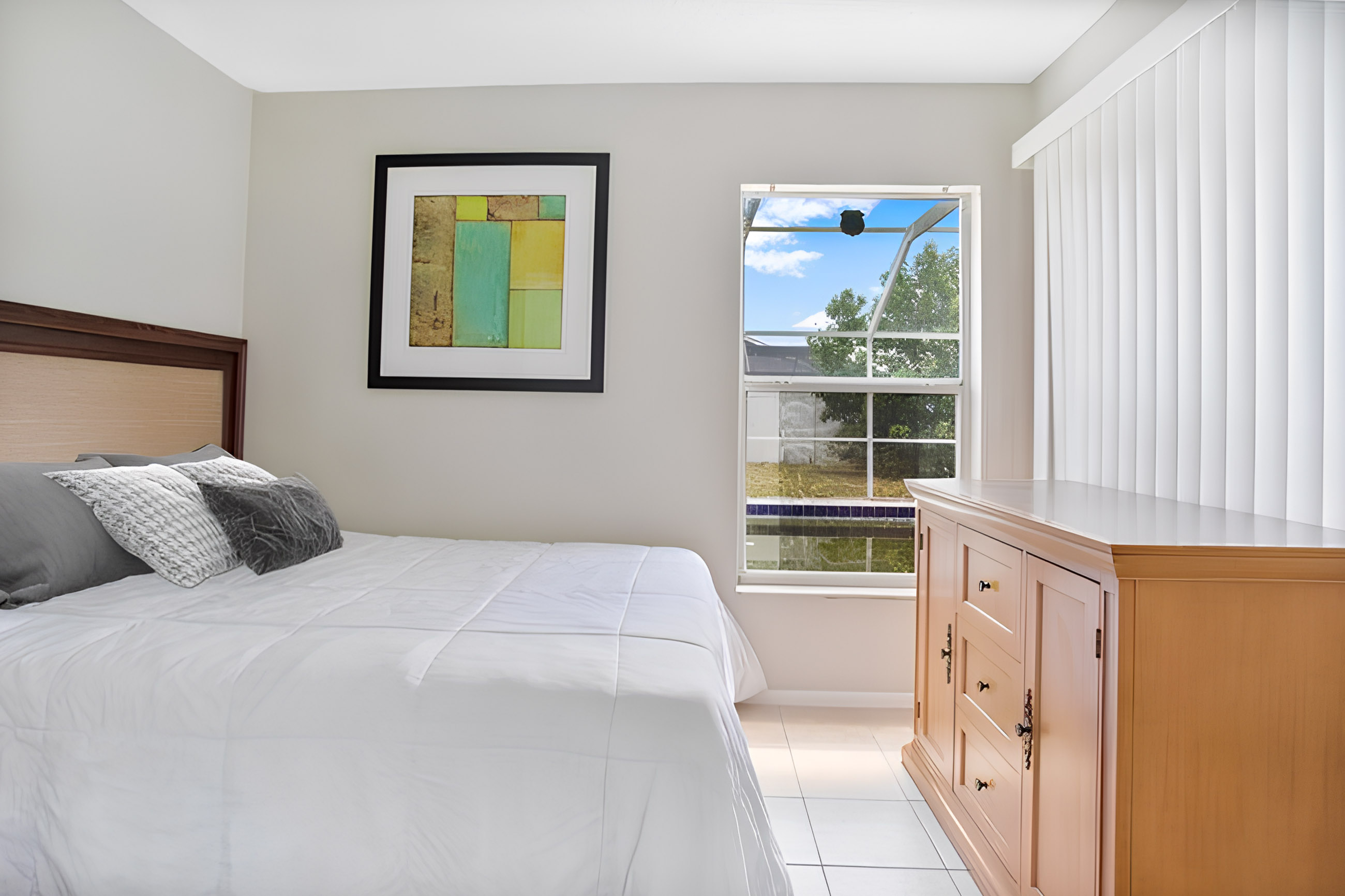 Room for Rent - Kissimmee House with Dining area. Newly-renovated & beautiful